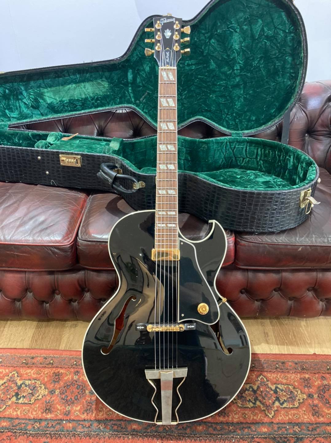 This handsome Gibson ES-165 Herb Ellis model has a double bound