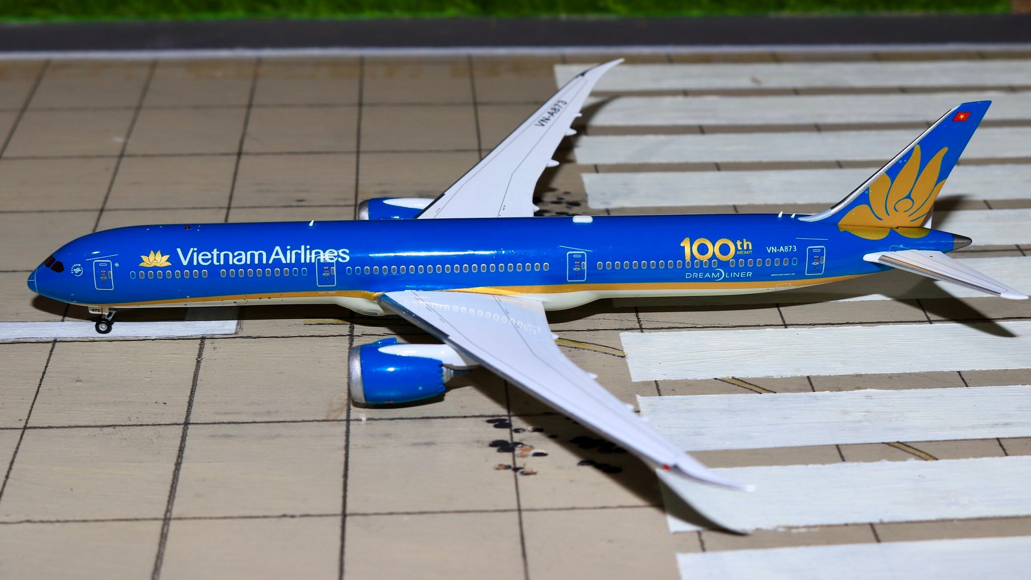 Vietnam Airlines Boeing 787-10 1/200 & 1/400 Model