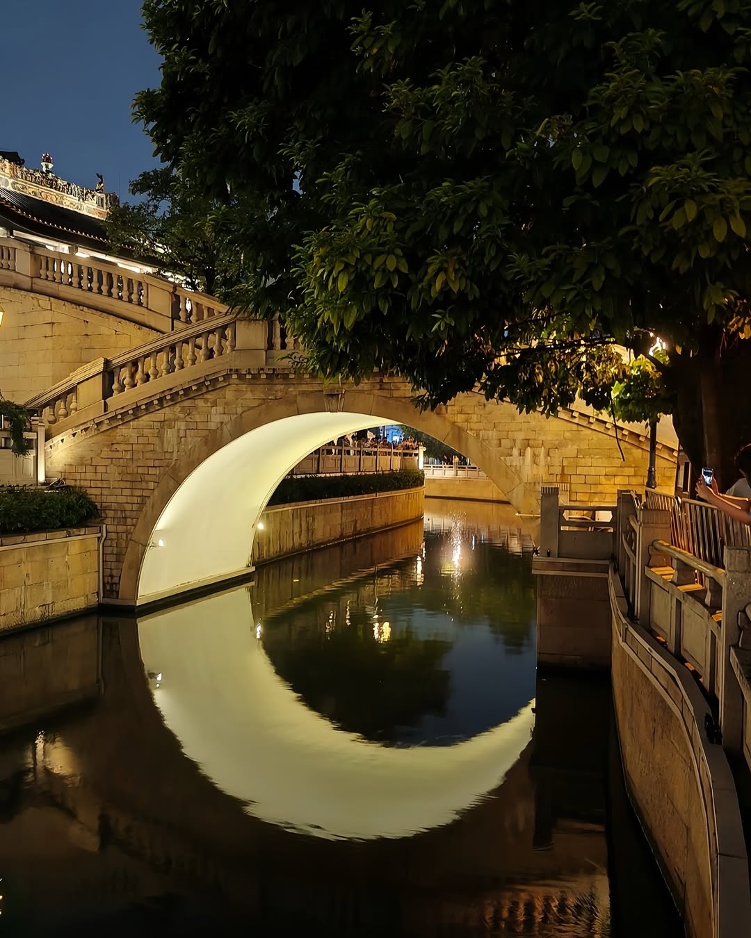 🌙 The famous “Moon Bridge” in China — where architecture and