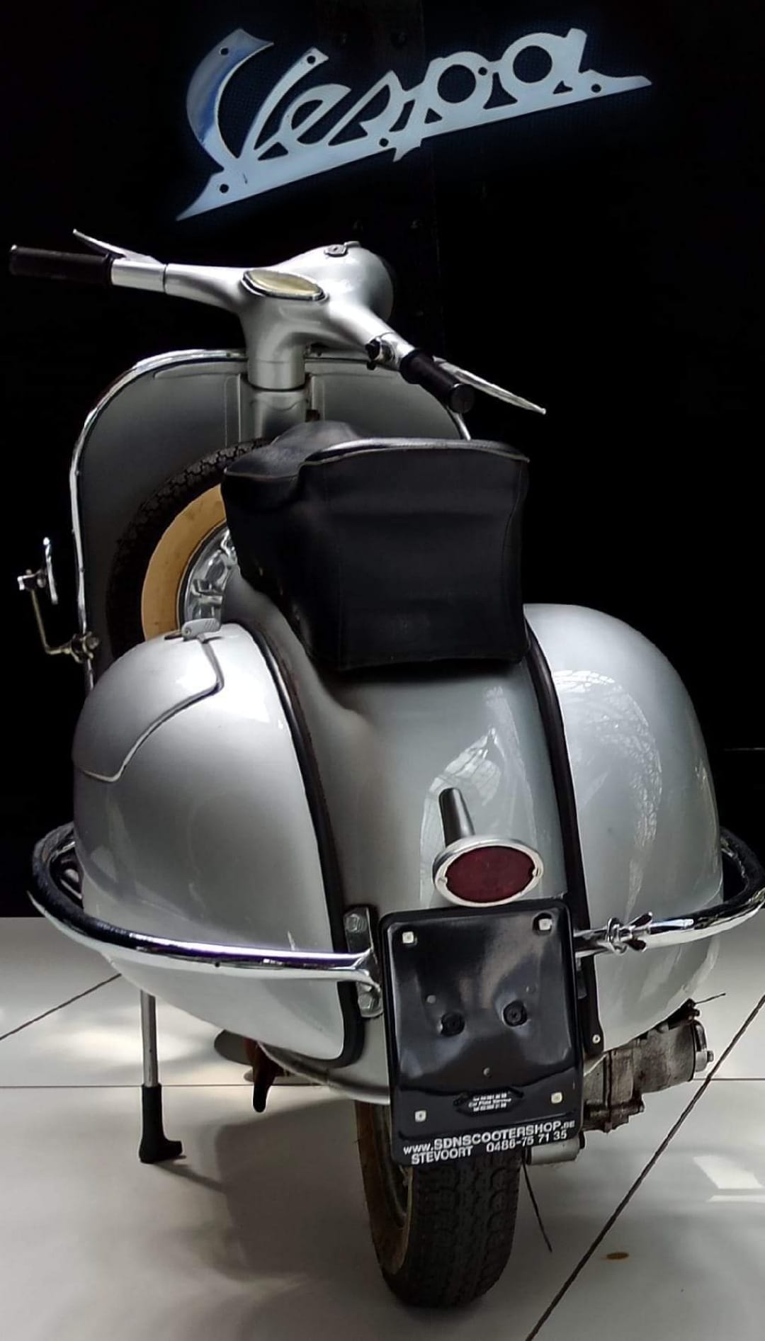 FG18 OO Scale Unpainted Resin Figures: Mods On Scooters - Smart Models