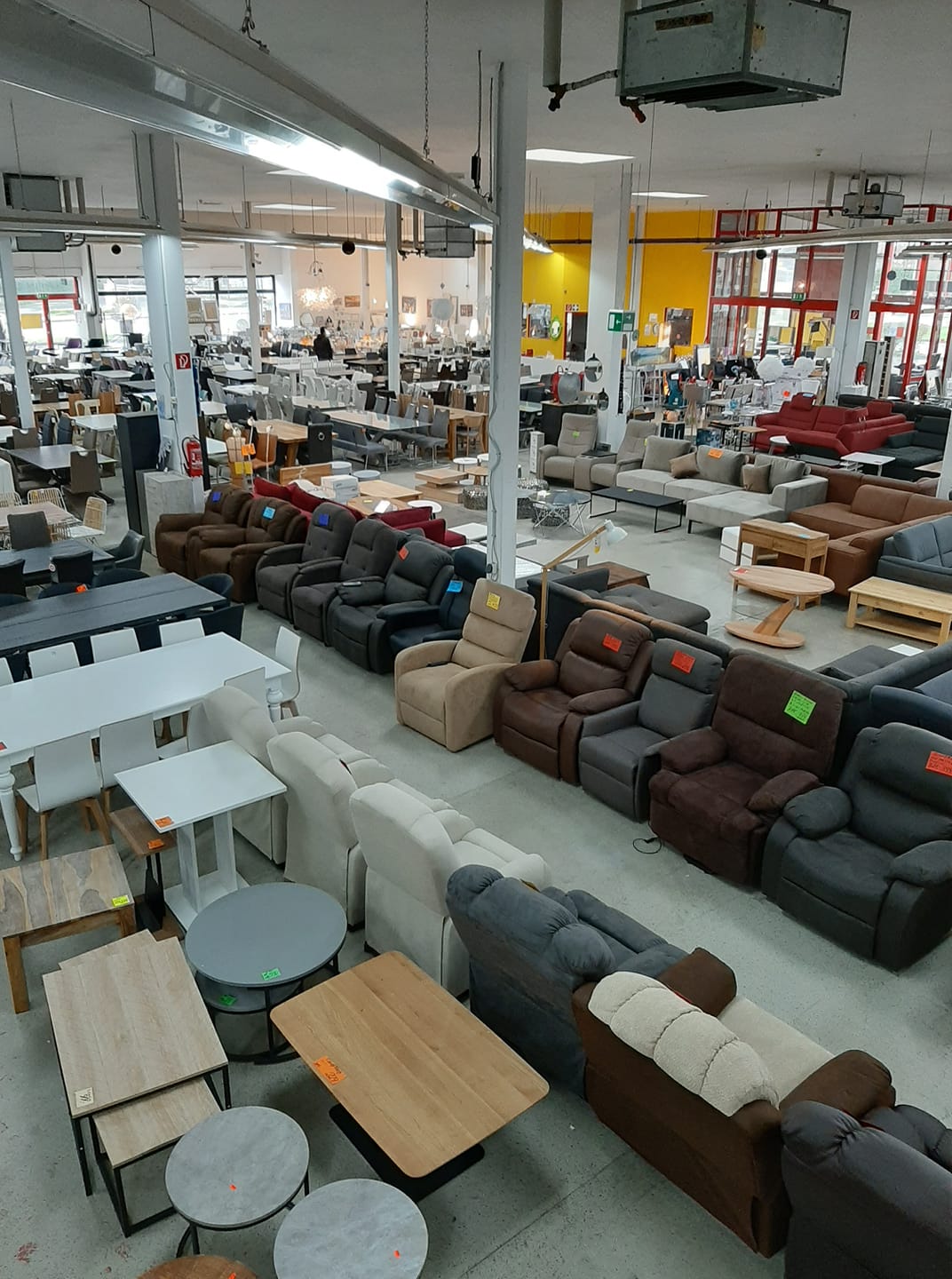 🔥 SONNTAG GEÖFFNET VON 14 BIS 18 UHR 🔥 ___ Größter Möbel Lagerverkauf in der Umgebung. 👉 B-Ware, Ausstellungsstücke, Insolvenzware, Neuware und mehr.. 💥 Sofas ab 199€ ❗Große Auswahl an Esszimmerstühle und Tische 💥 Relaxsessel und Relaxliegen ab 99€