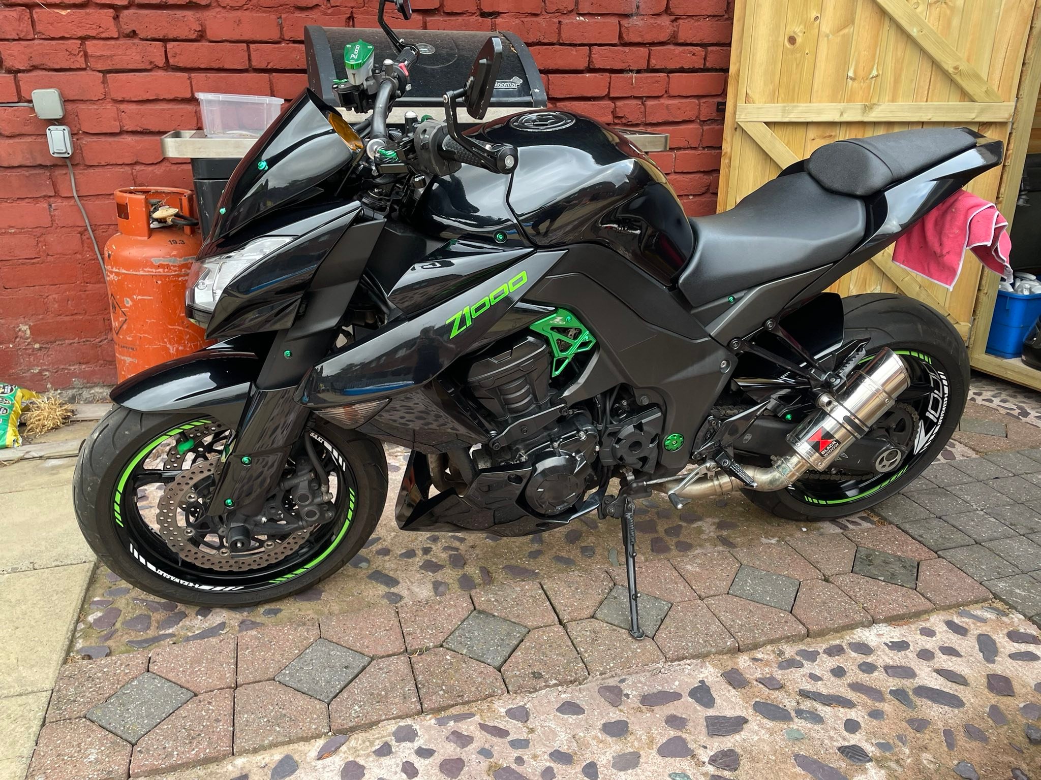 delete if not aloud 4500££ z1000r 2014 shit loads spent loads of