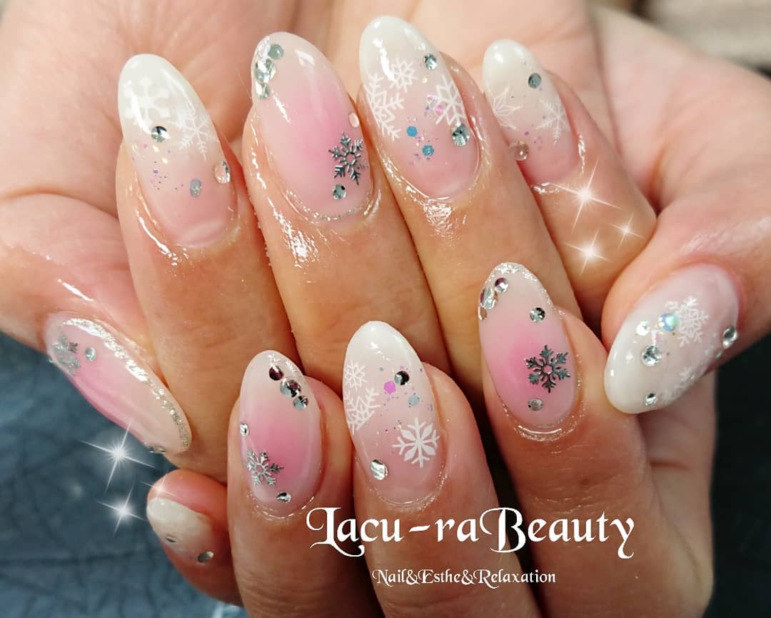 Lacu Rabeauty北綾瀬 チークネイル 雪 結晶 Snow キラキラネイル おまかせデザイン ラクーラビューティ 北綾瀬 亀有ネイル 足立区ネイル 足立区エステ 猫好き シャム猫mix 職場対策で色味をおさえつつ 冬ネイル うっかりニットネイルをいれそびれてしまい