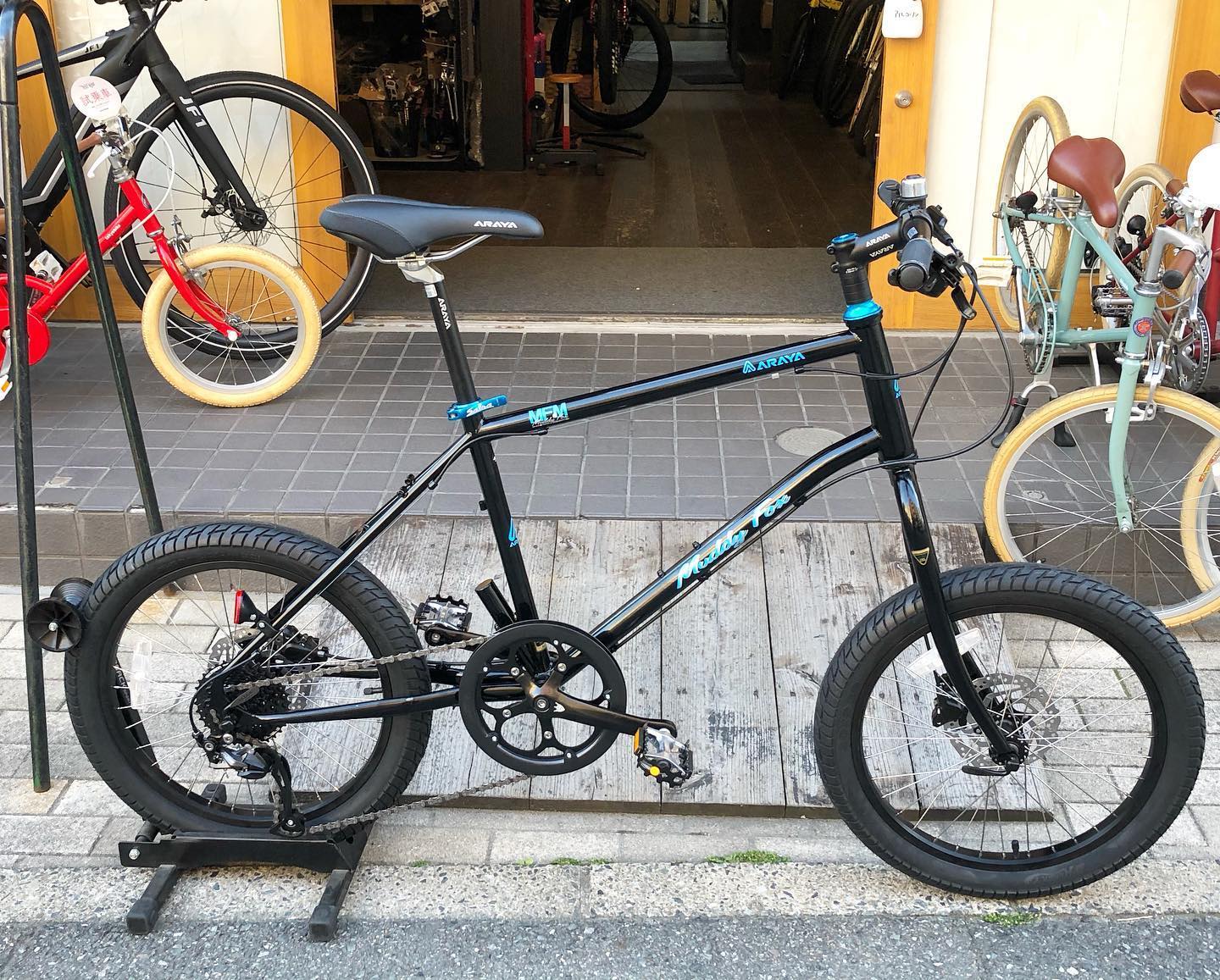 Araya MFM 納車しました。 デカールのブルーに合わせてヘッドセットと 