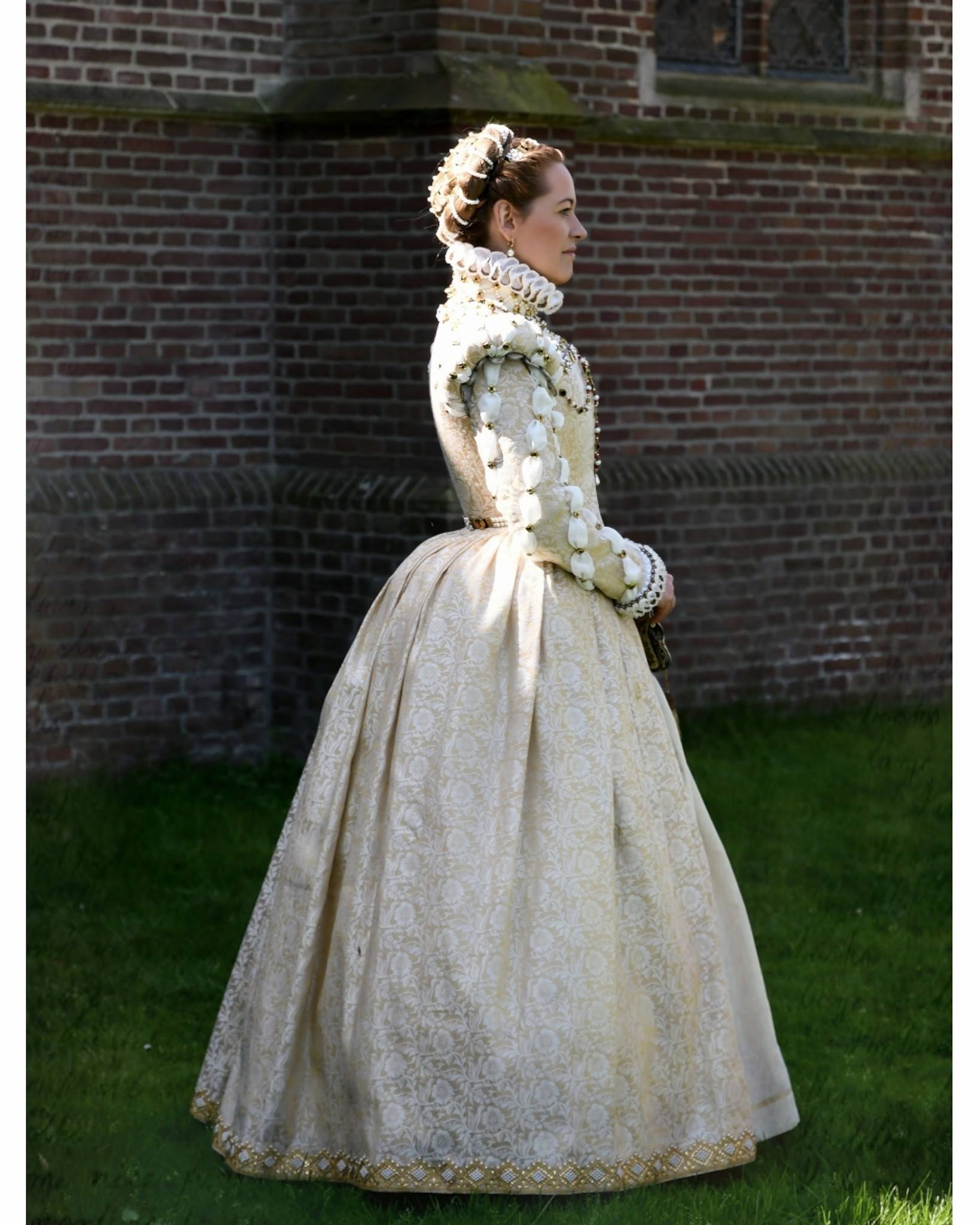 historical empire waist dress Does my bum look big in this dress? Yes? Good! In fashion (not only in the Renaissance, but up to the 1950s) a narrow was the preferred look. There were or just for Halloween Model: Sierra Taglia:0 regency era empire waist dress 1800s Black Tie Affair Maxi