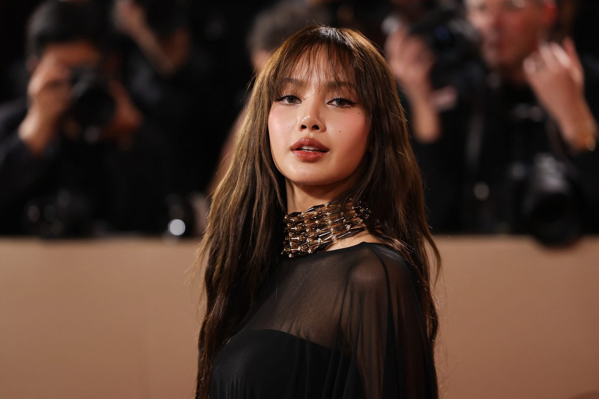 SERVING LOOKS✨ LOOK: K-pop superstar Lisa turns heads while