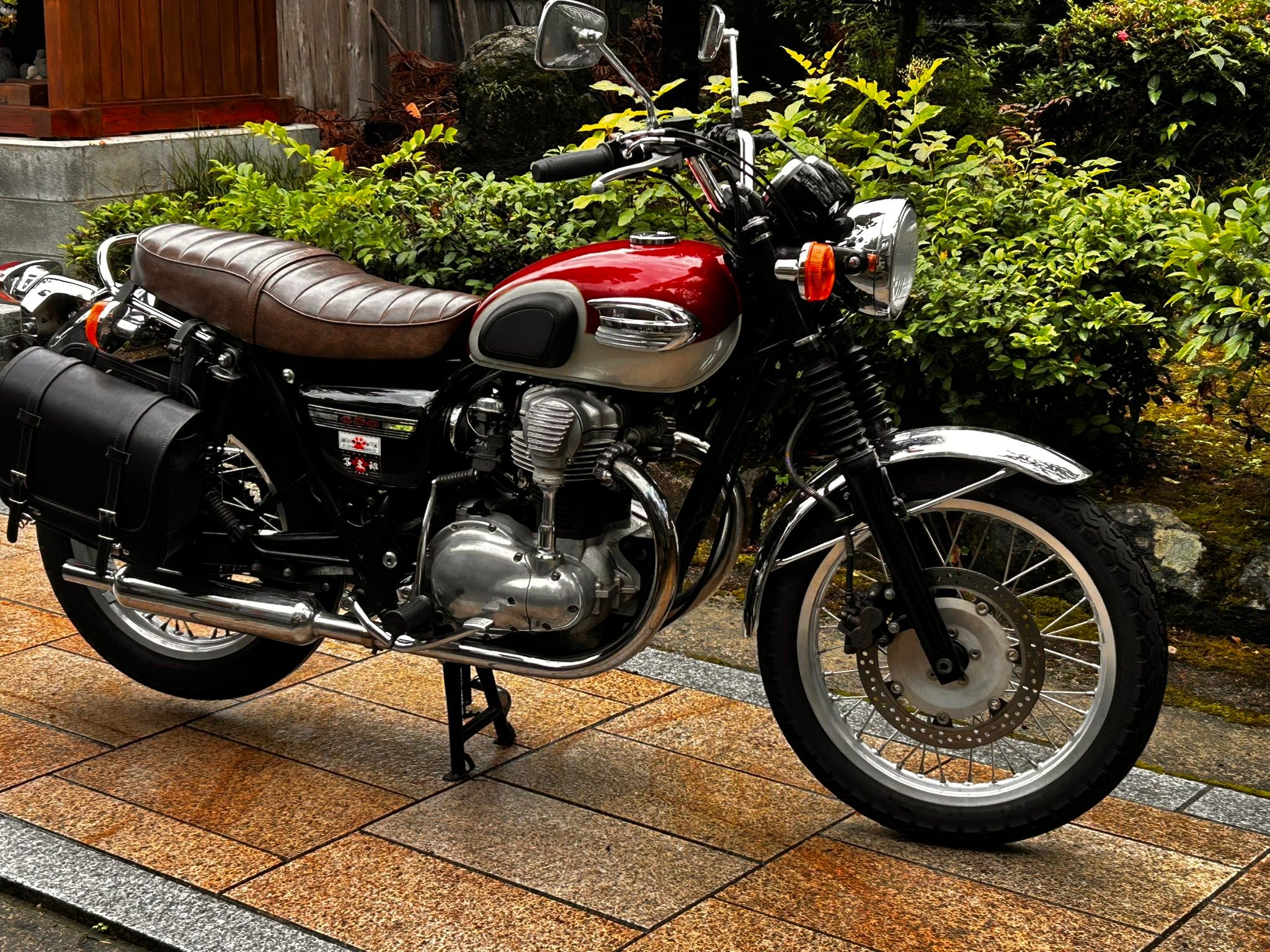 w800カフェの純正シートに交換しました。 見た目も乗り心地も良くなっ 