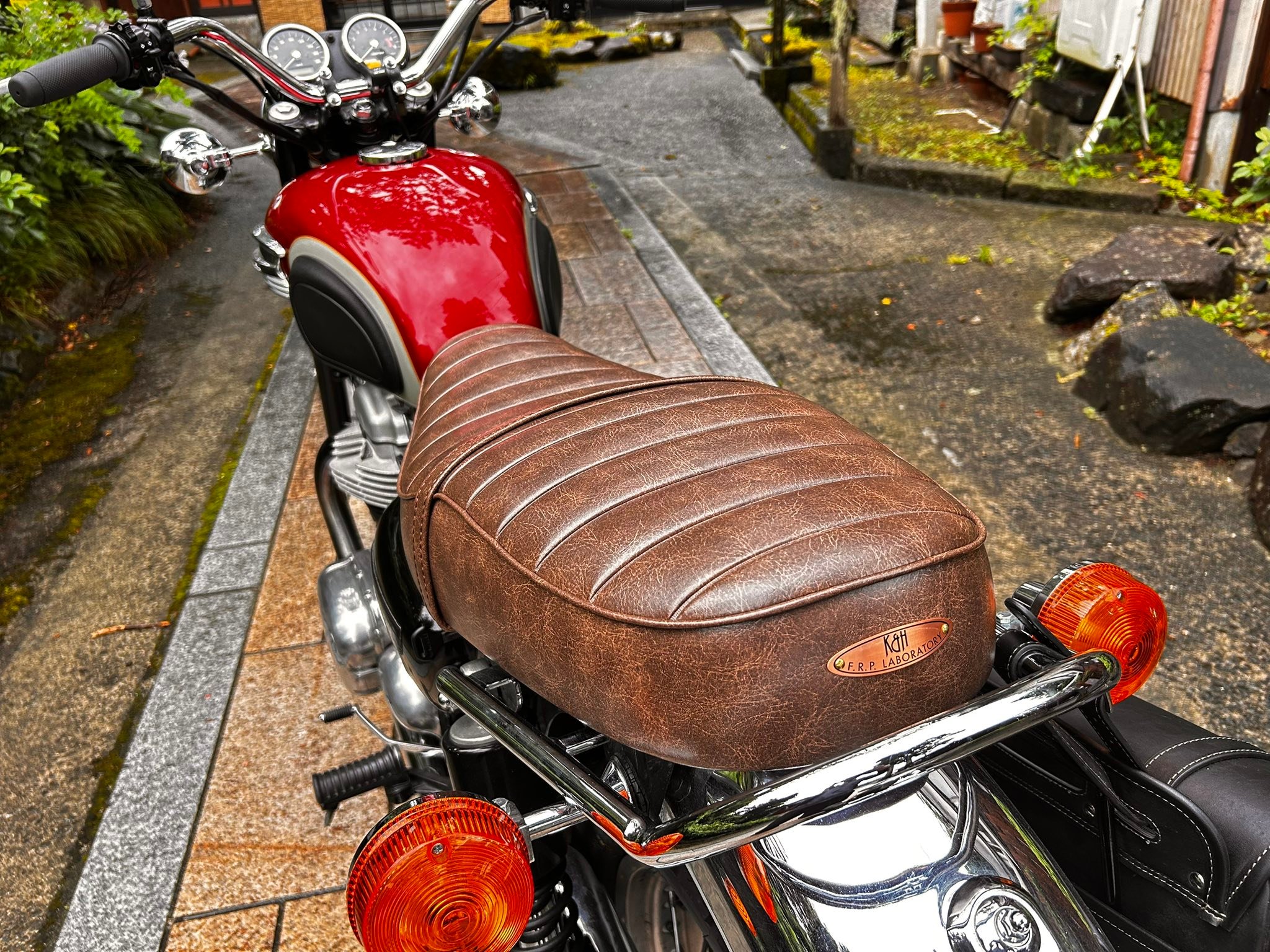 w800カフェの純正シートに交換しました。 見た目も乗り心地も良くなっ 