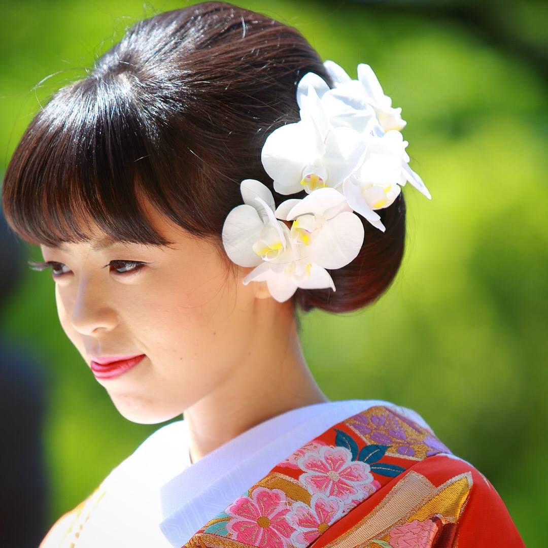 三河神前挙式 人気の生花ヘッドパーツを紹介 蝶が飛んでいるように 美しい胡蝶蘭 和装によく合う Facebook