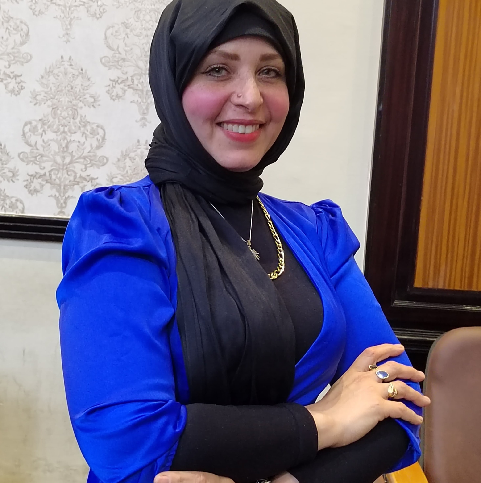 بين كل تجعيدة في وجه أمي، حكاية تعب من أجلي، وبين كل نظرة من عينها ...