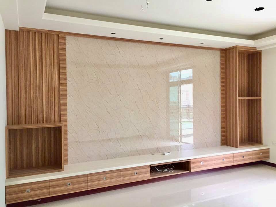 虎尾老字號室內裝潢設計 電視牆仿大理石建材 產品特色 石塑板奈米石 防焰 防水 環保 Facebook