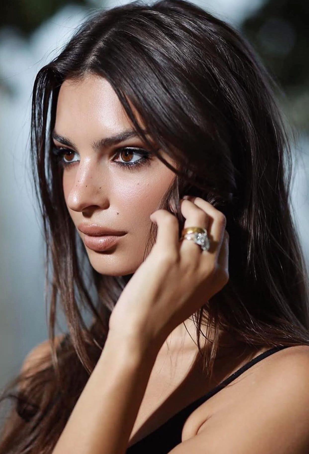 Emily Ratajkowski Official Fans | Facebook