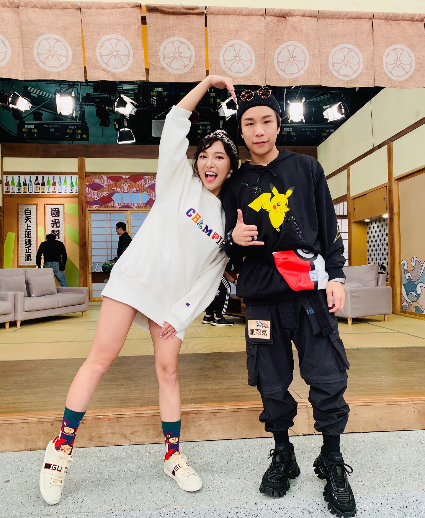 何美 Homei - 少了一半的心 真的是很尷尬 誰來幫我比一下另一邊 好嗎 # ️ #🤙🏻 #💔 #😂