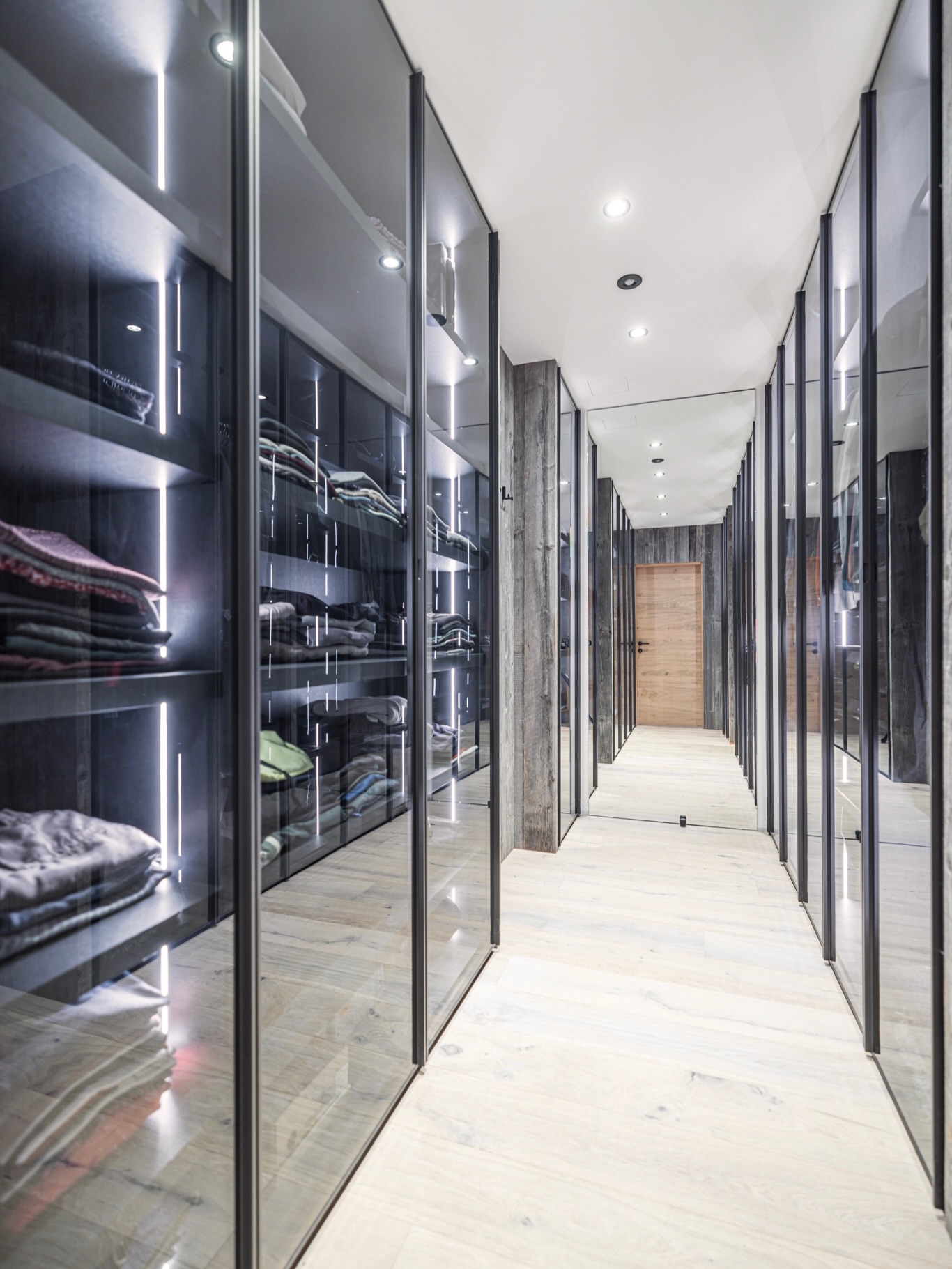 Holz. Glas. Kontrast. Ein begehbarer Kleiderschrank mit Wow-Effekt. Wood. Glass. Contrast. A walk-in wardrobe with wow factor. #walkinwardrobe #customfurniture #möbelnachmaß #tischler #interior