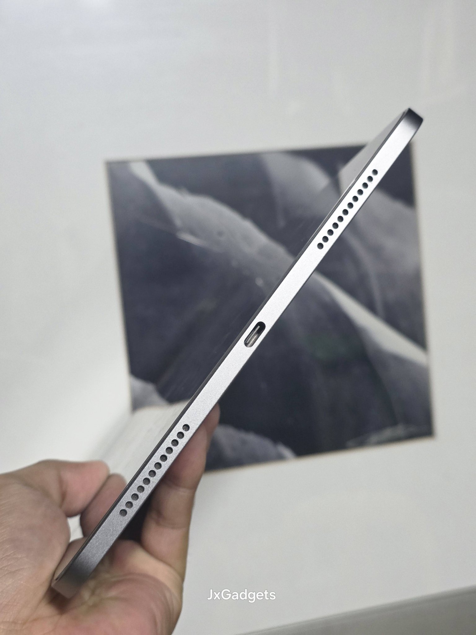 iPad Air 11-inch M2 128GB (WiFi)- ₱24,800 No issue! Still in good 