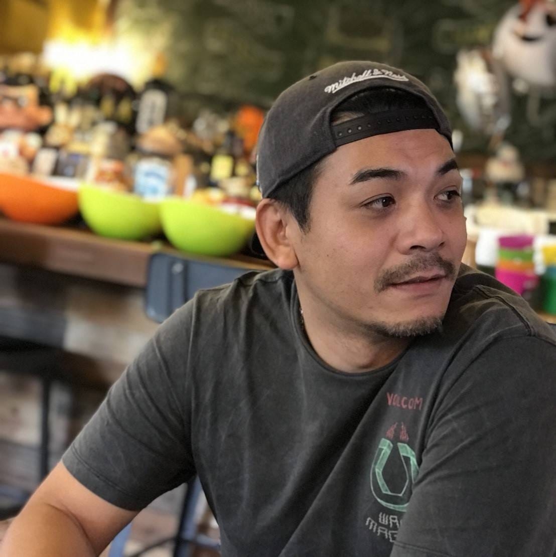 熱血史丹利大叔應援團 - 妳一定要用這麼豪邁的姿勢滑手機嗎？ 還是這是某種調情的方式我不明白？... | Facebook