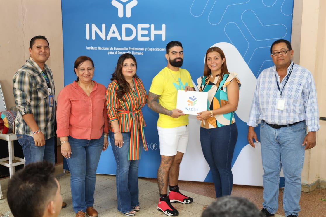 INADEH - La directora general de Inadeh, @_mgsalgadoc, y...