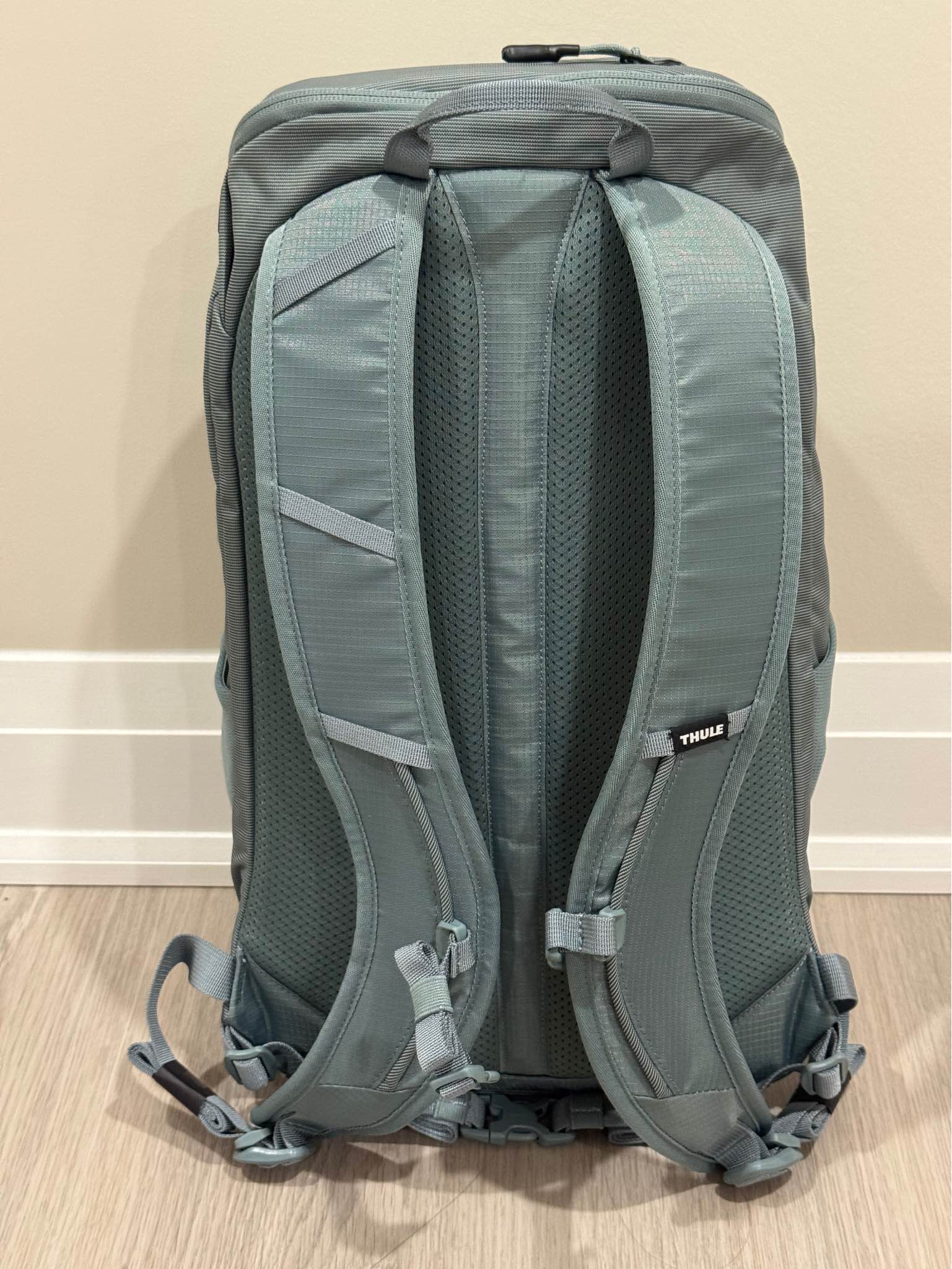 *New* Thule AllTrail 18L Daypack with Rain Cover - Hiking Backpacks ...