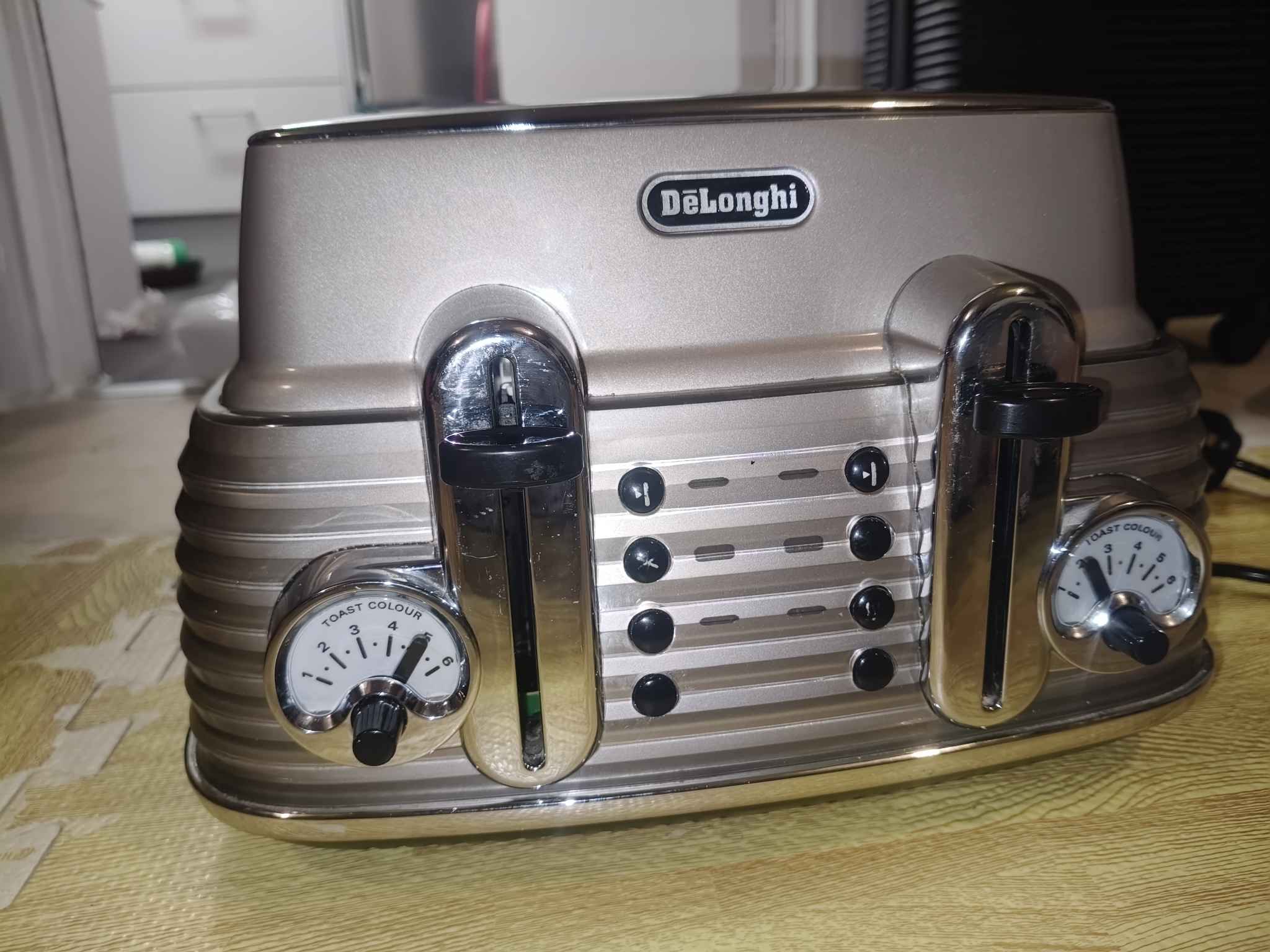 Delonghi 4 slice toaster - Toasters & Toaster Ovens - London, United