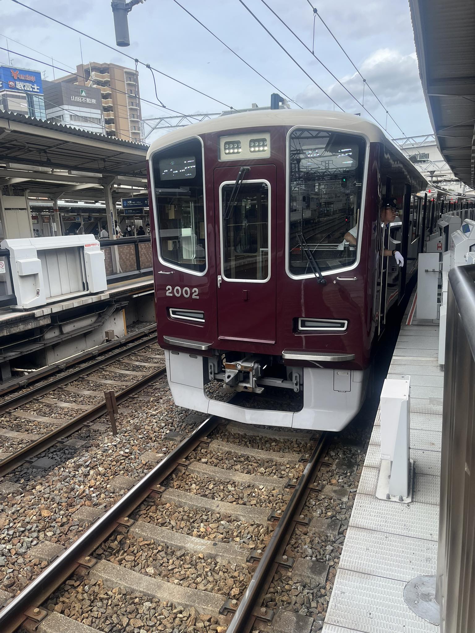 今日は十三から淡路まで久々に阪急電車。