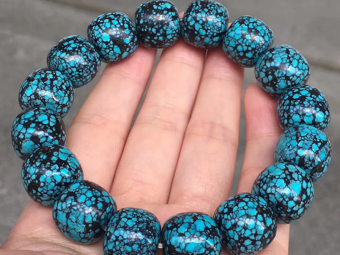 原矿高瓷精品乌兰花老型手串，尺寸15×14mm，重69克，瓷釉级，玉化料