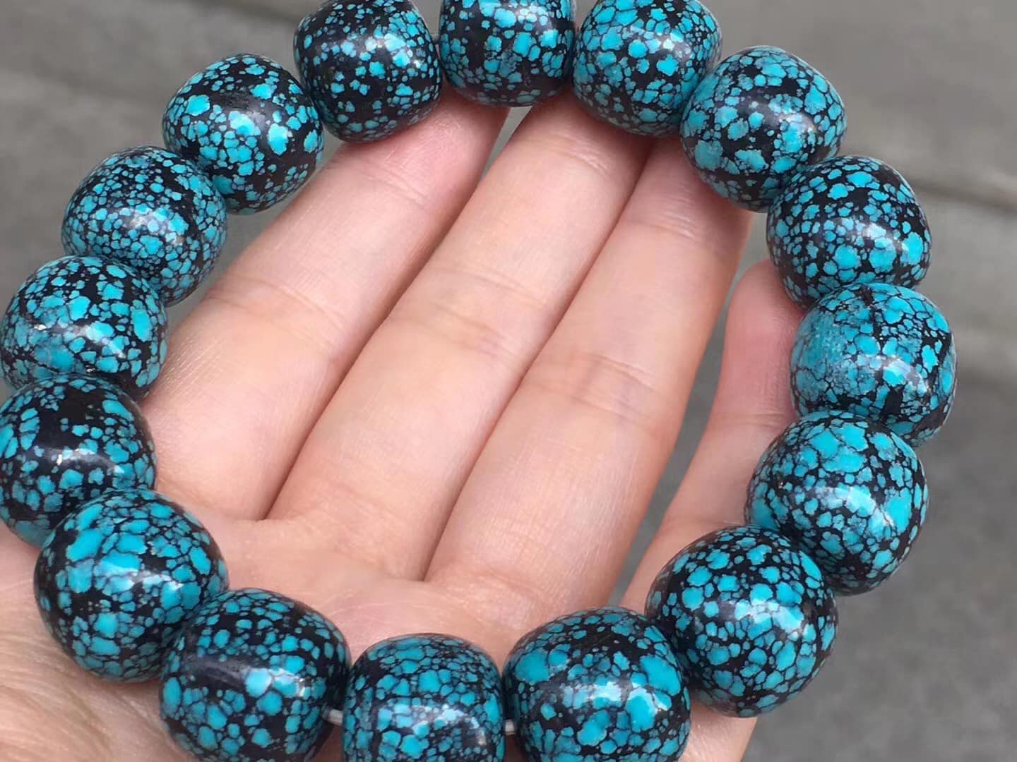 原矿高瓷精品乌兰花老型手串，尺寸15×14mm，重69克，瓷釉级，玉化料