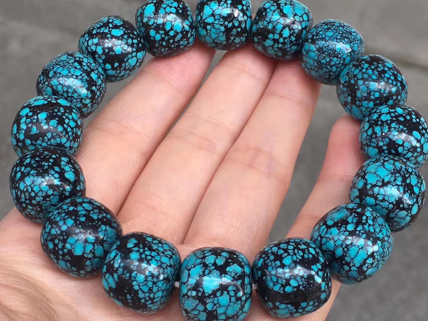 原矿高瓷精品乌兰花老型手串，尺寸15×14mm，重69克，瓷釉级，玉化料