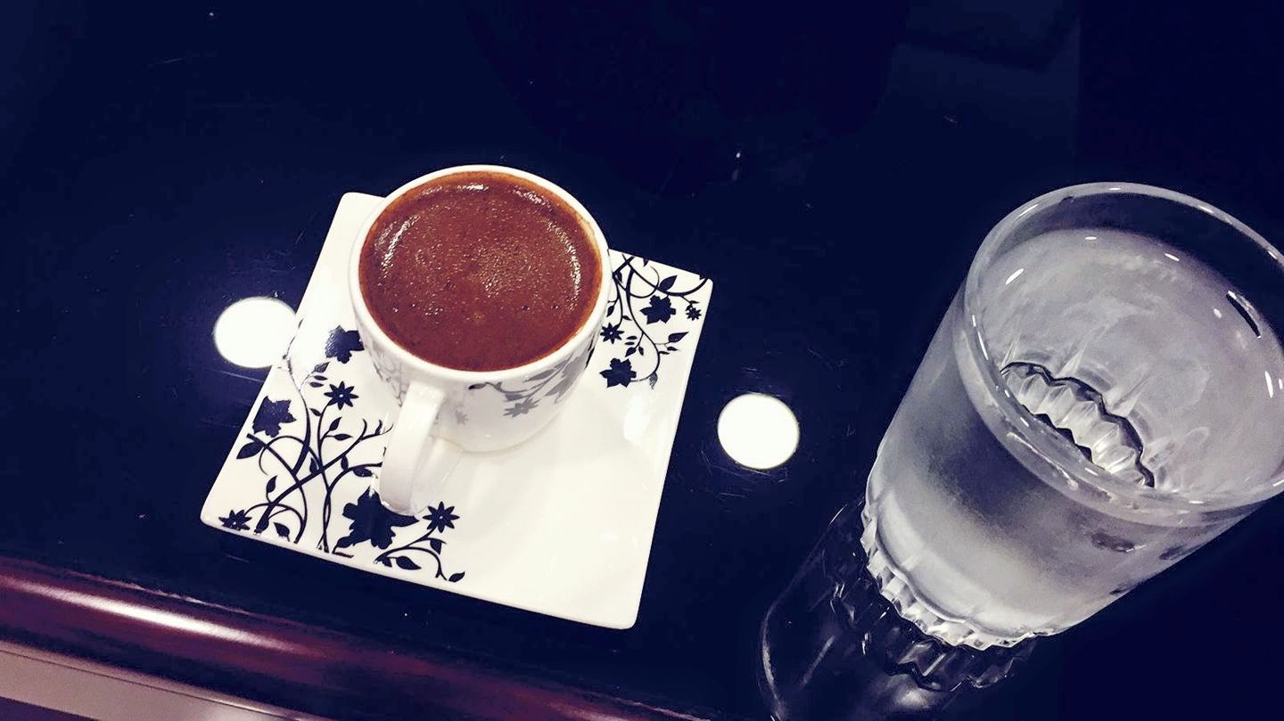 فنجان قهوه صباح يكسيه طقس الشتاء و نفحات الهواء الباردة التي تجدد أنفاسنا أصبحنا في حفظ الحافظ ورحمة الخالق يارب اكتب لنا في هذا اليوم كل خير وأسعدنا إنك على كل