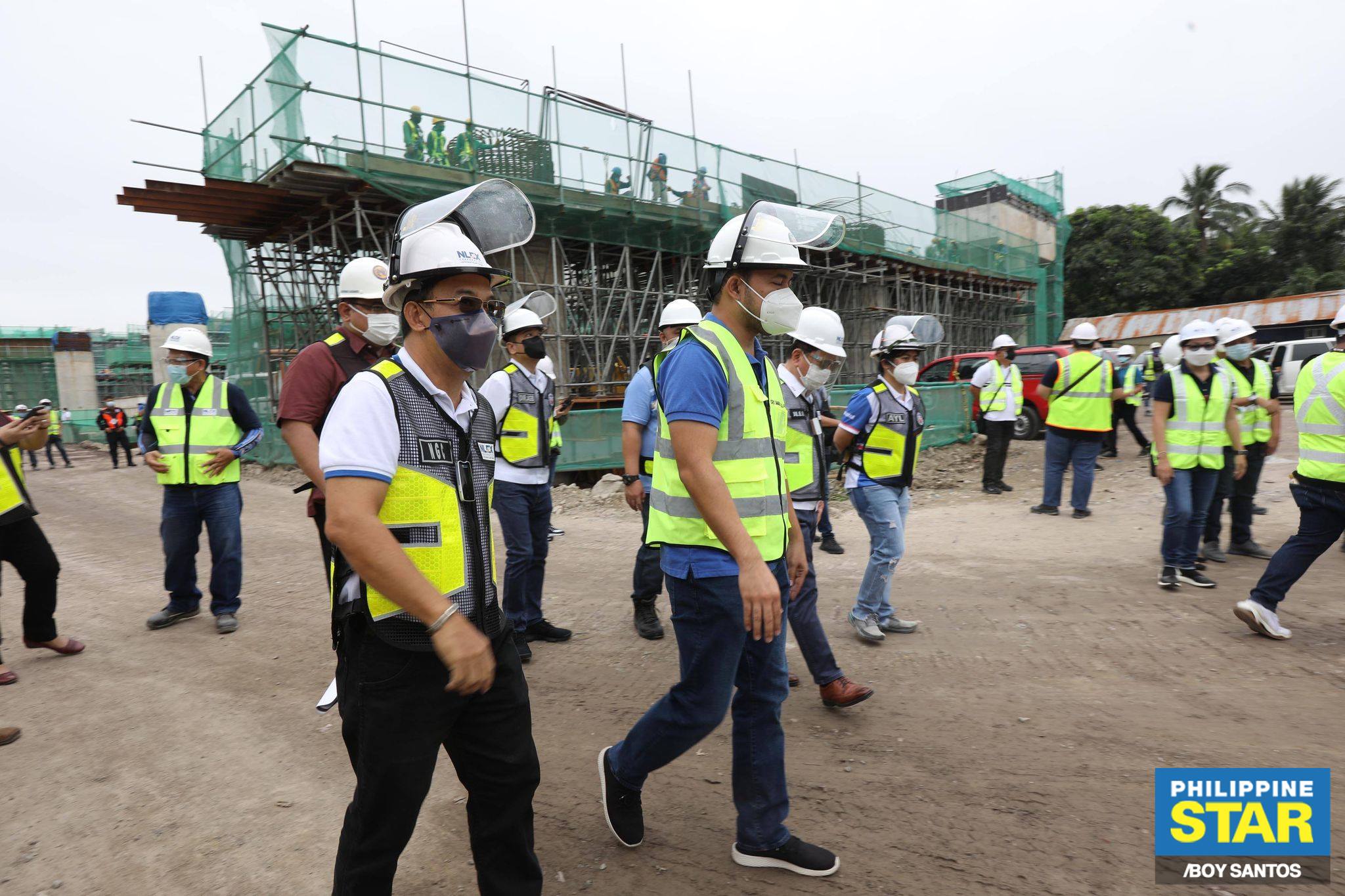 Philippine Star - Members and officials of the DPWH and...