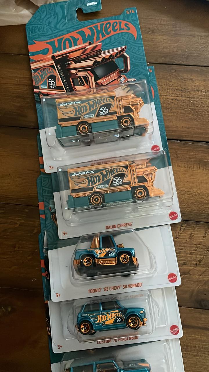 Hot Wheels 'Raijin Express' set with Japanese dekotora art