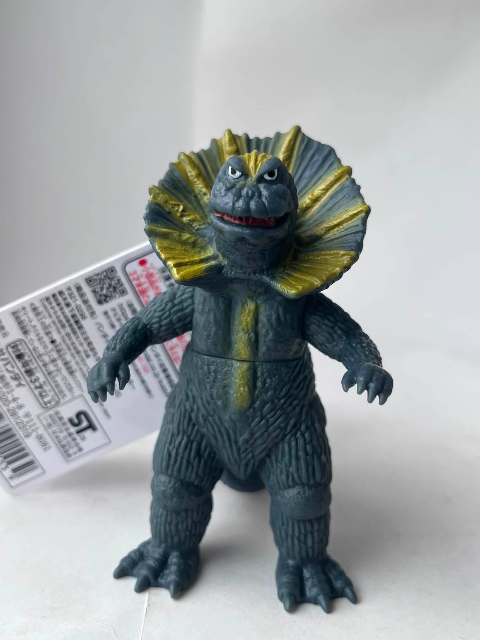 本日発売の、 襟巻き怪獣ジラースのソフビをGETいたしました