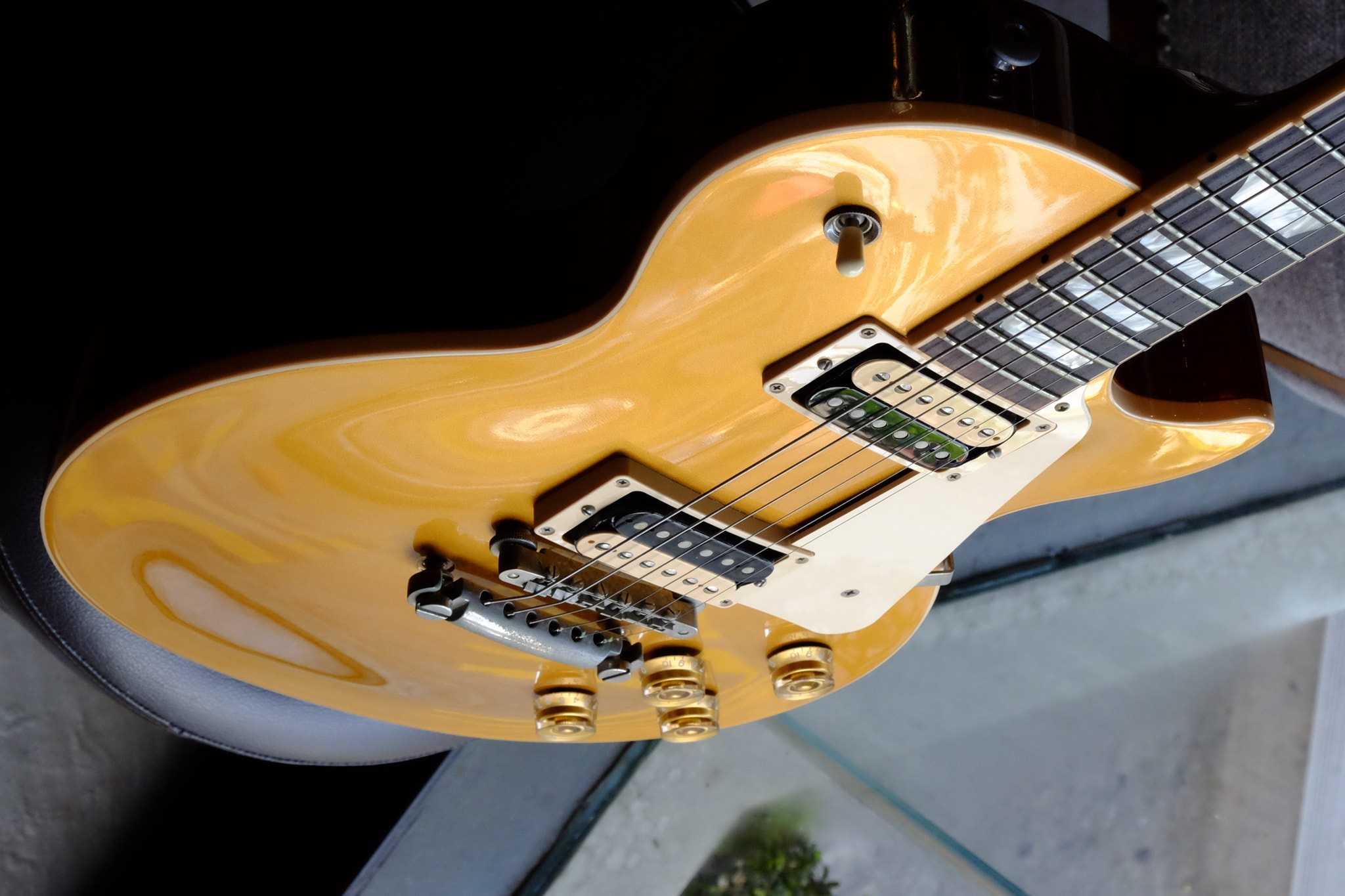 A lovely golden Gibson, this Les Paul Deluxe 2015 features a maple