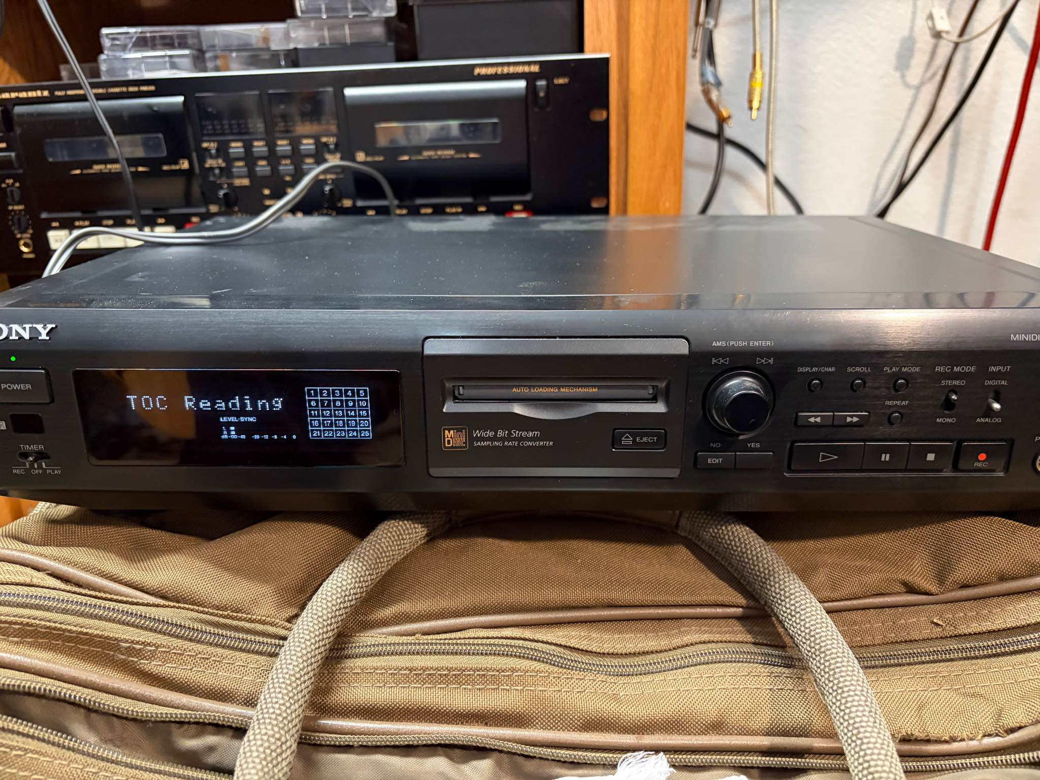 Hi! Bought this icon, Sony MDS-DRE1. -Sides are scratched and jog