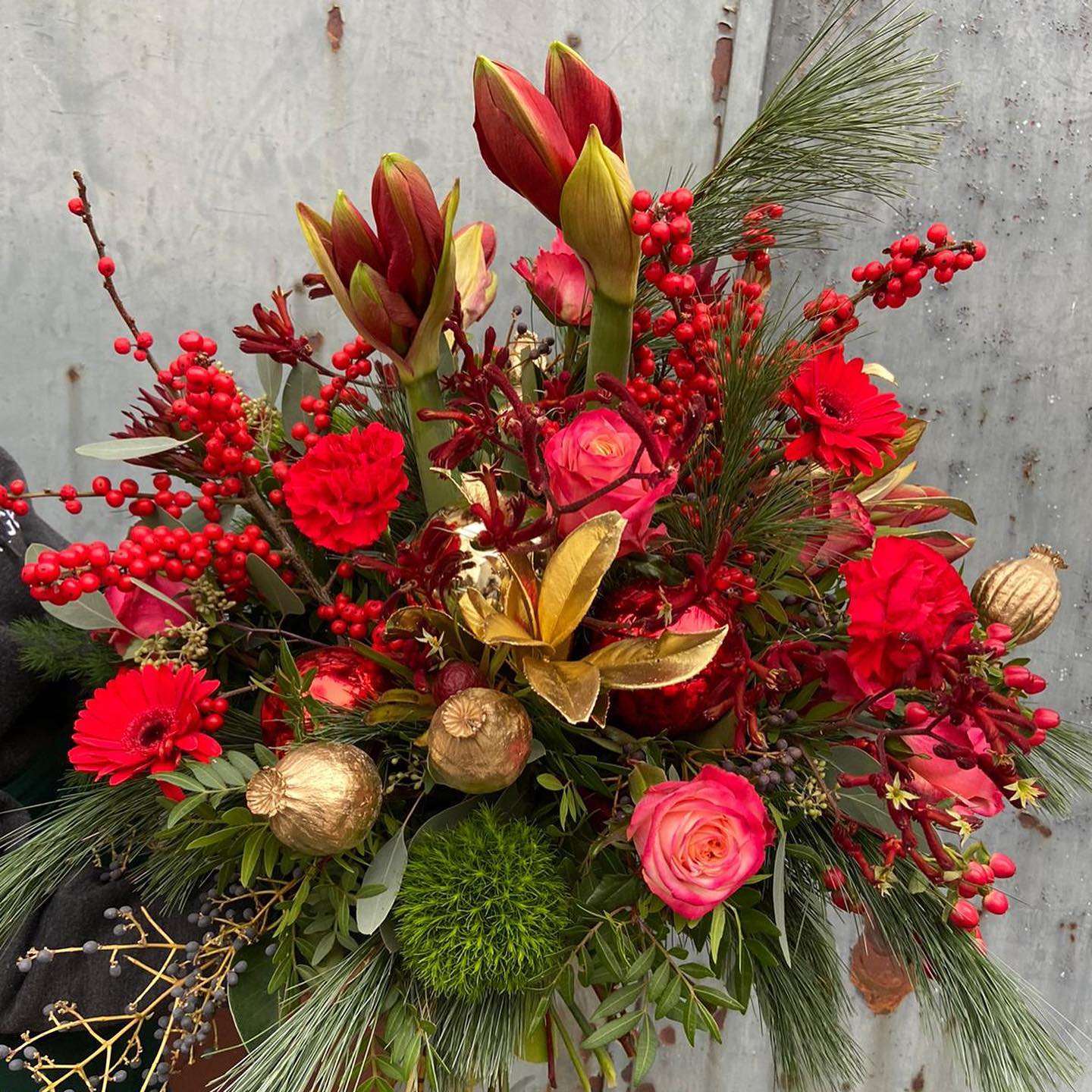 Ein Weihnachtsblumenstrauß? Ja bitte 😍♥️ Nach rechts wischen für Details 🥰 . . . . #blumengauch #blumenstrauß #christmas #christmasflowers #christmasdecor #flowers #flowergram #beautiful