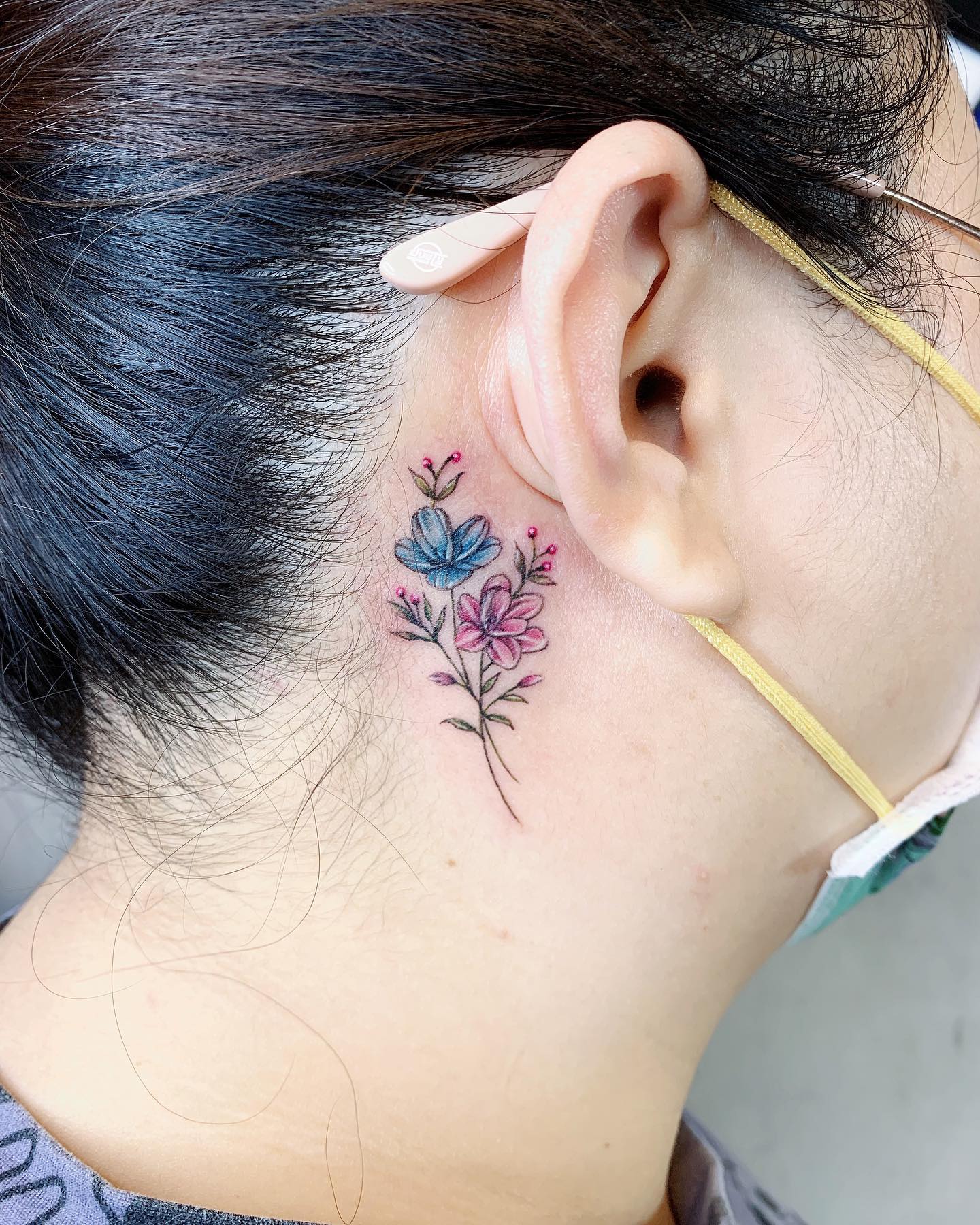 雙囍刺青舖 - 耳後小花💕 #耳後刺青 #花刺青 #flowertattoo #eartattoo 刺青師 x...