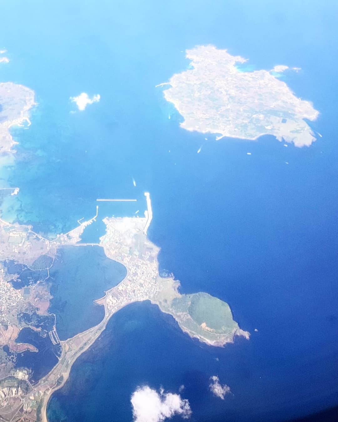 우도i - . 낮에 비행기🛬를 타고 일본에서 제주로 북상하니 반가운 우도의 모습이 보였어요!!! 나도...