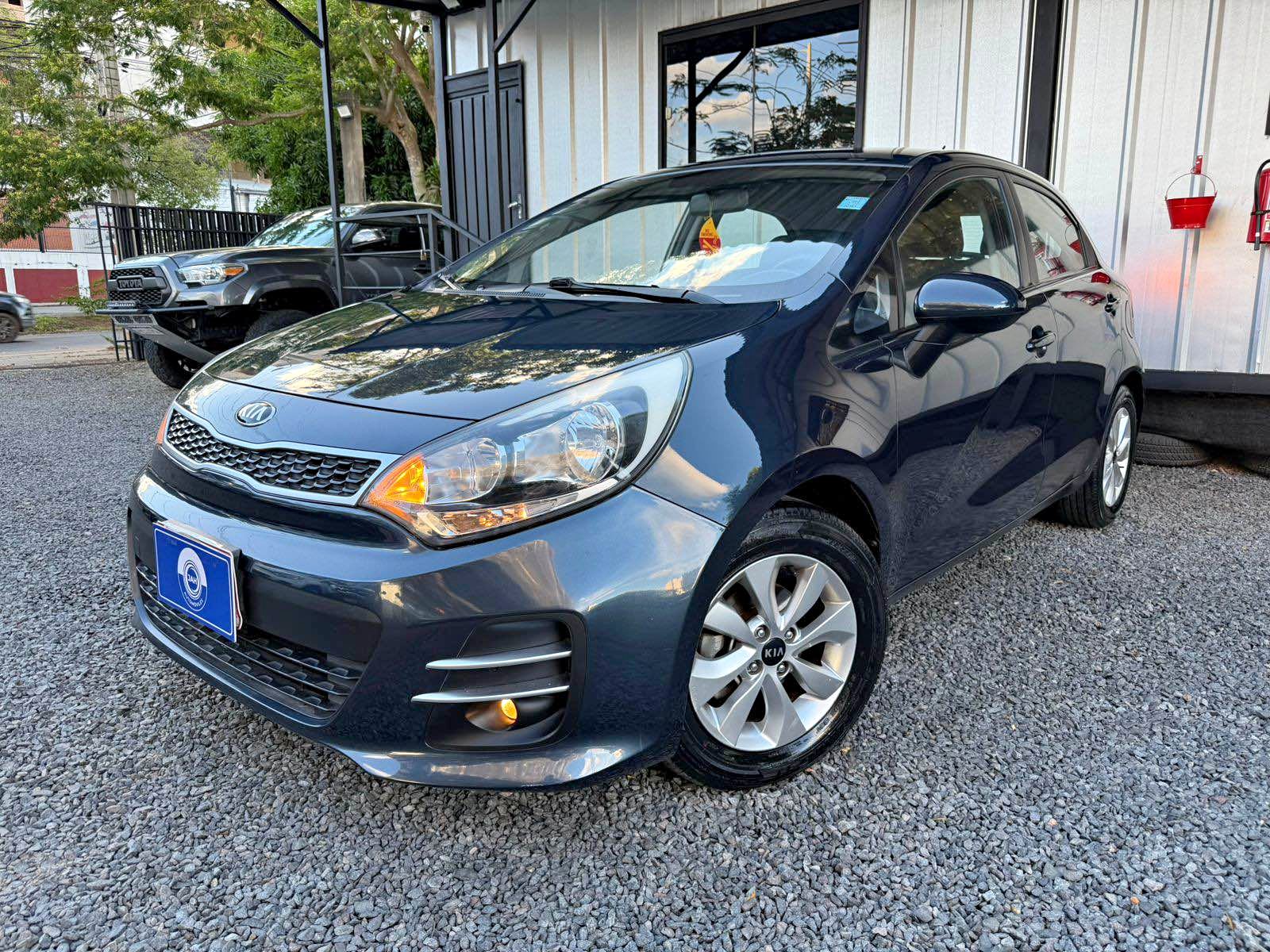 vendo-kia-rio-hatchback-2016-azul-obscuro-impecable-nico-due-o-cars