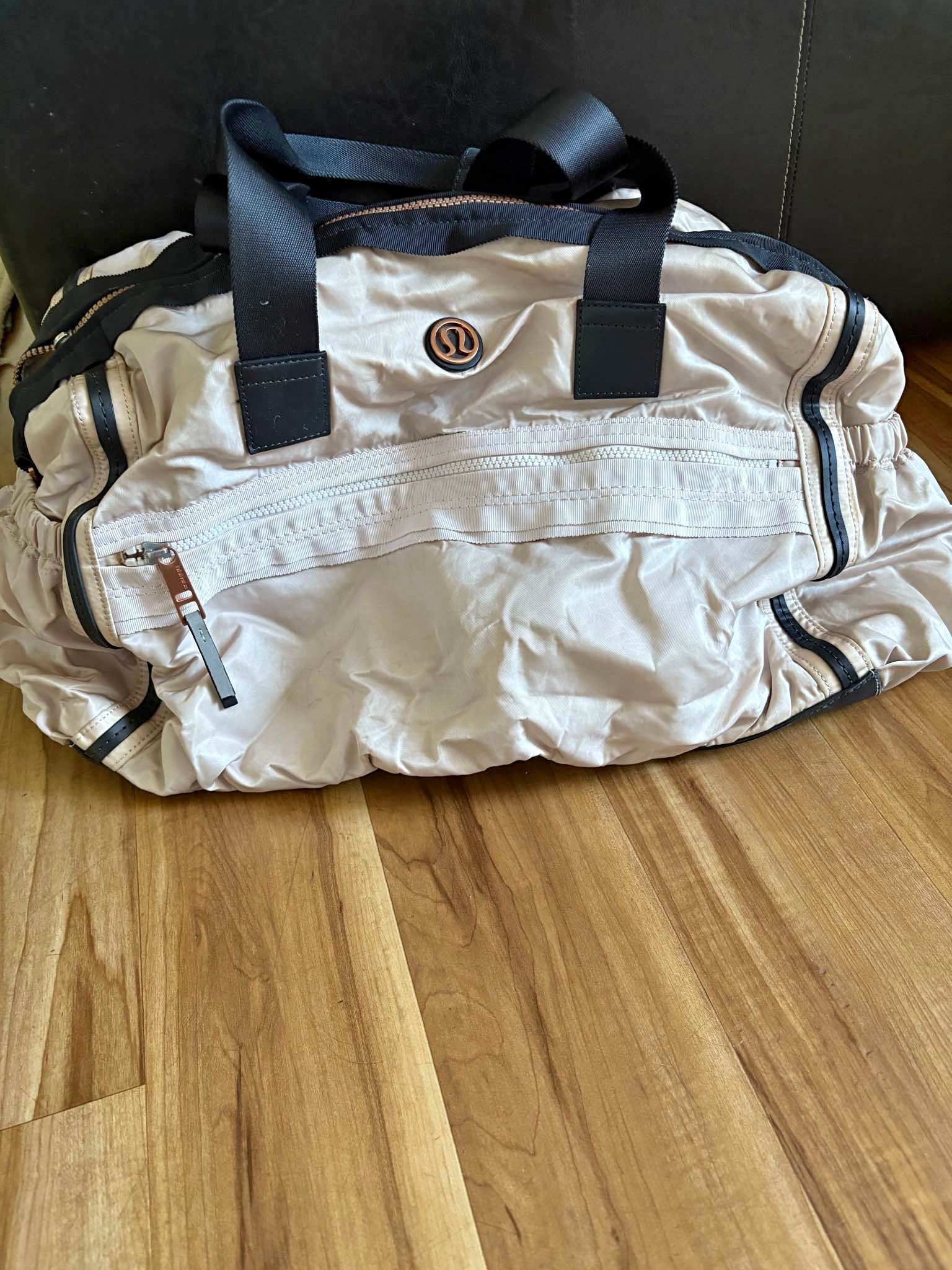 lululemon large gym bag Reusable Tote Carryall (Green) This duffle has ample storage to pack sweat essentials and cushioned straps to maximize commuting comfort Lululemon Black Nylon Duffel Bag