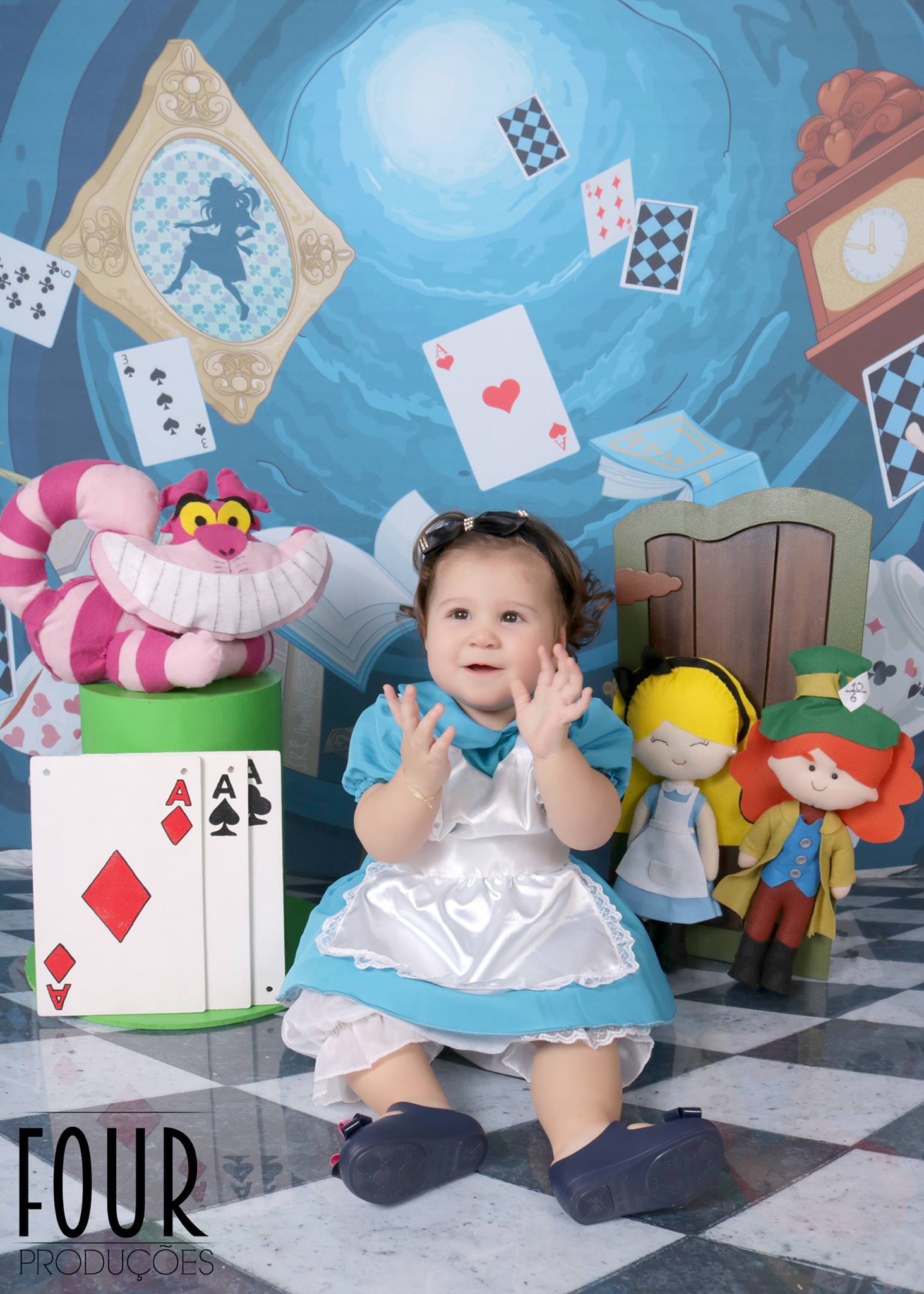 FOUR Produções A Laurinha fez o ensaio mensal de Alice...