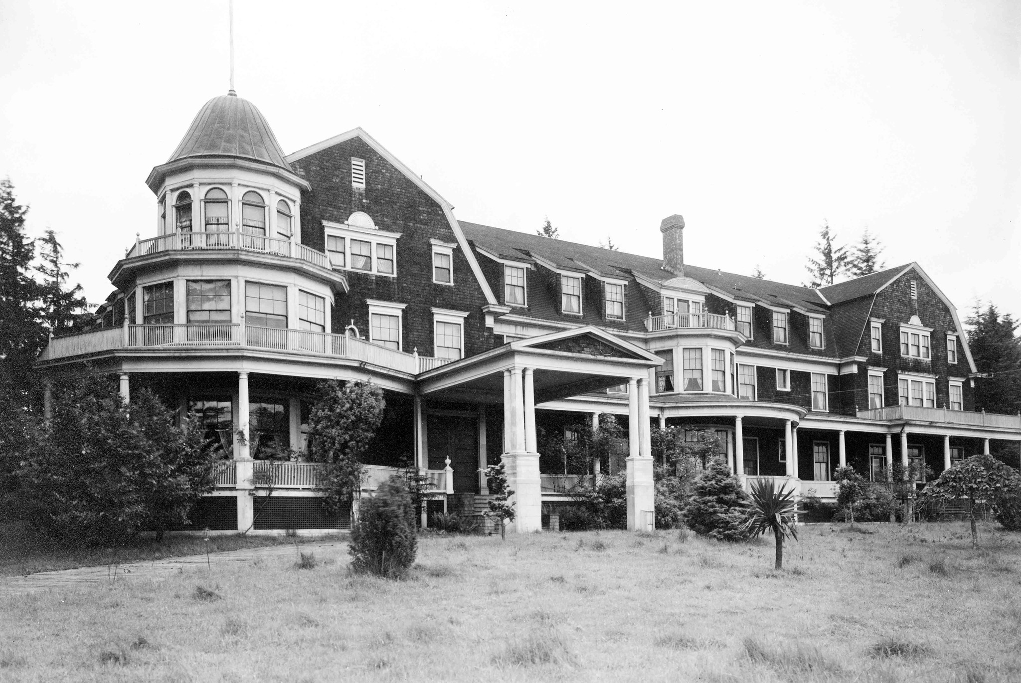 Flavel hotel in 1910 at Astoria Oregon