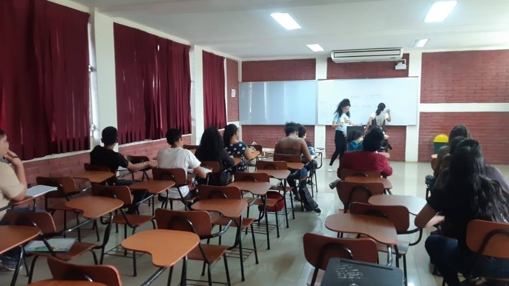 Estudiantes en aula de humanidades
