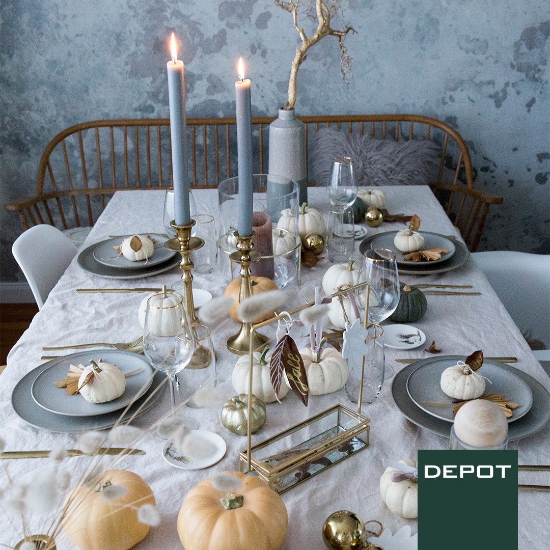 Eine moderne Tischdeko für ein Herbstdinner muss nicht immer kompliziert sein. Diese Komposition aus Kürbissen, goldenen Details und grauem Steingutgeschirr lässt die Augen Deiner Gäste strahlen ✨🍂 Z