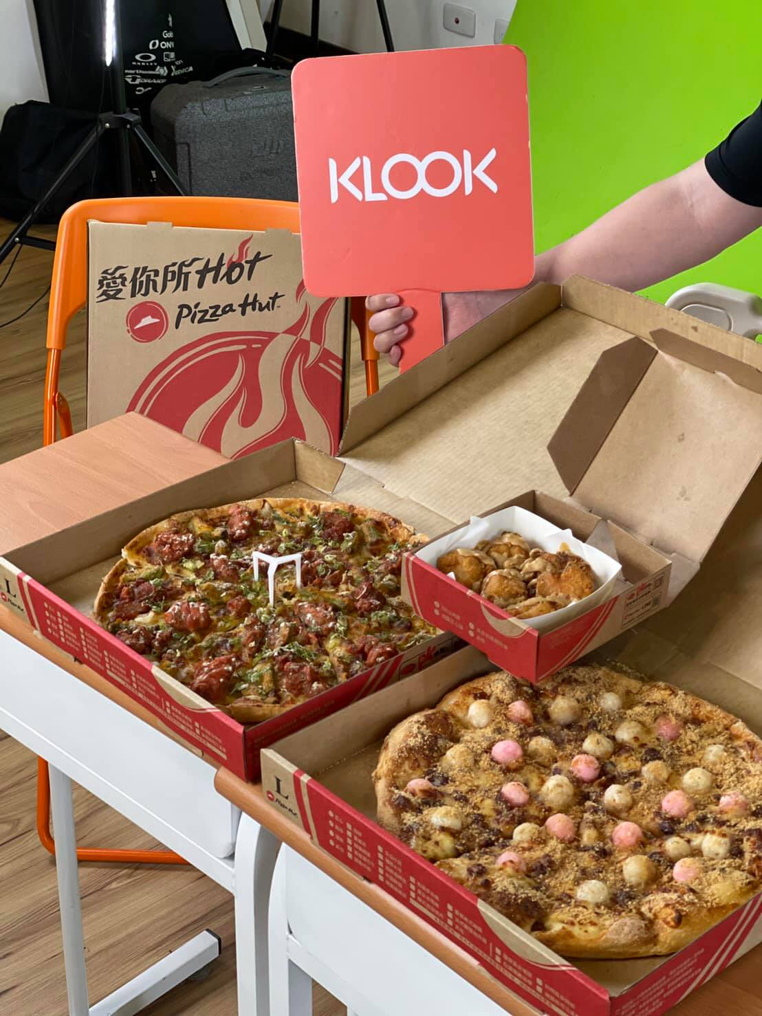 Klook - 鎖定等等九點直播！要來送 必勝客 Pizza Hut Taiwan 最夯的 三星蔥卜肉國宴比薩 &... | Facebook