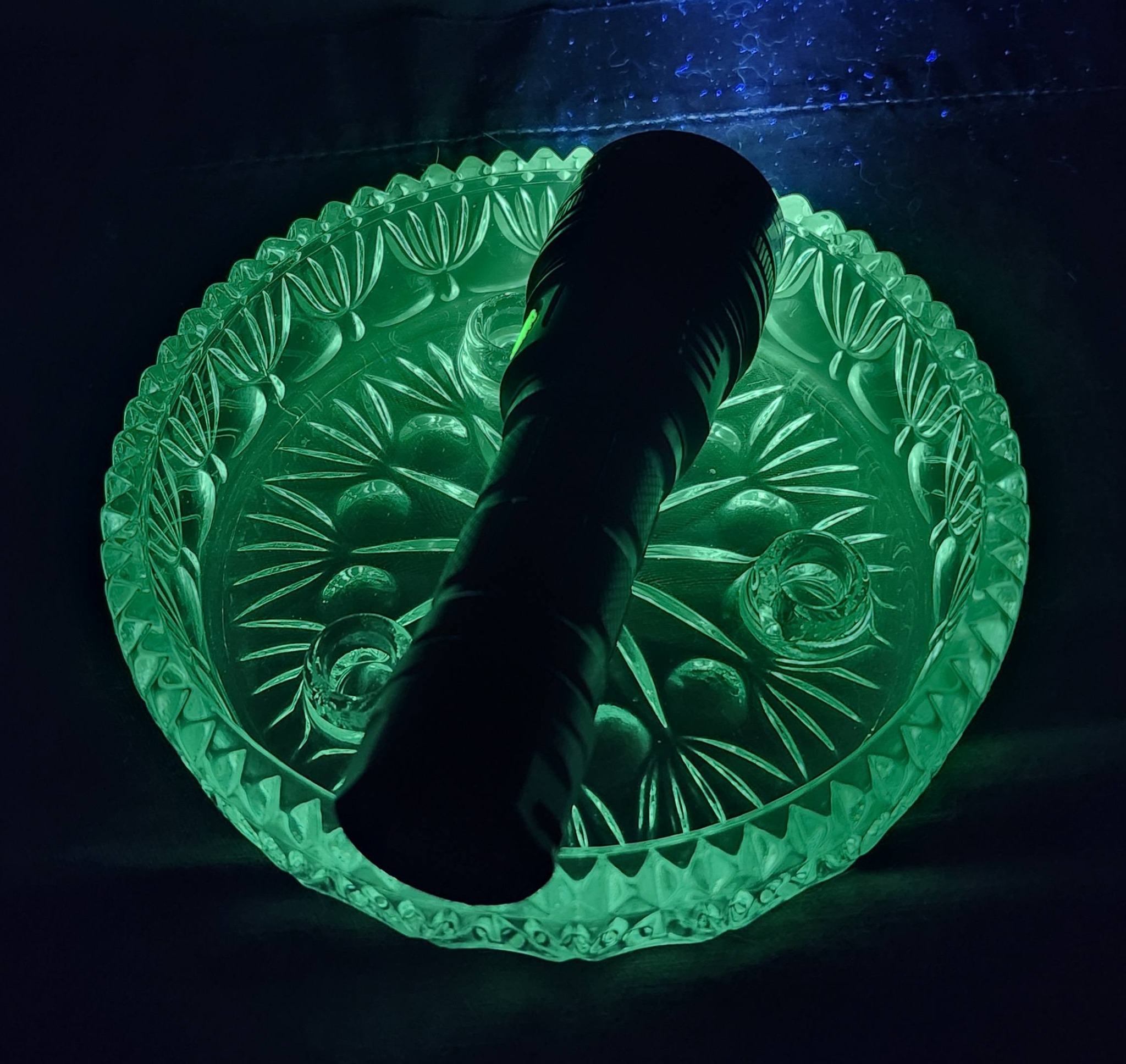 ① uranium7　806045 Identifying radioactive uranium glass