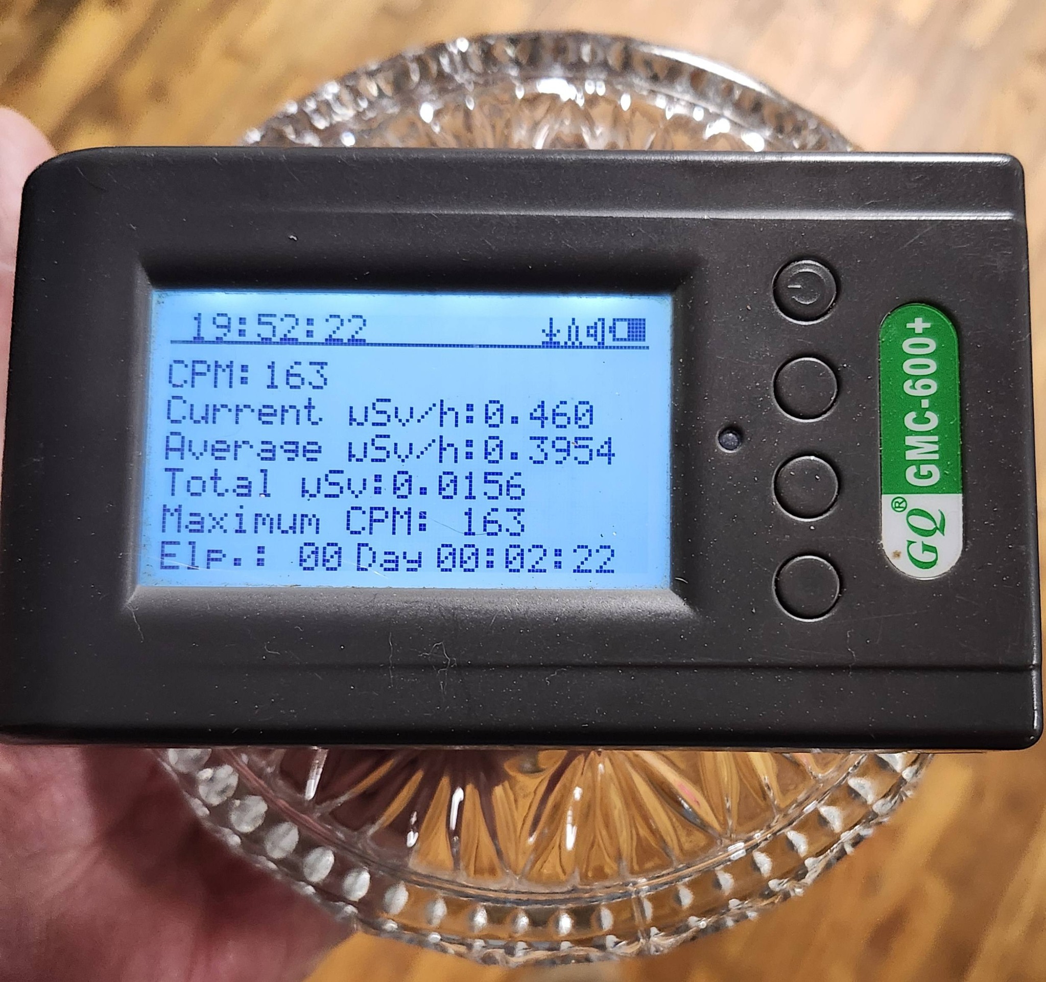 Identifying radioactive uranium glass