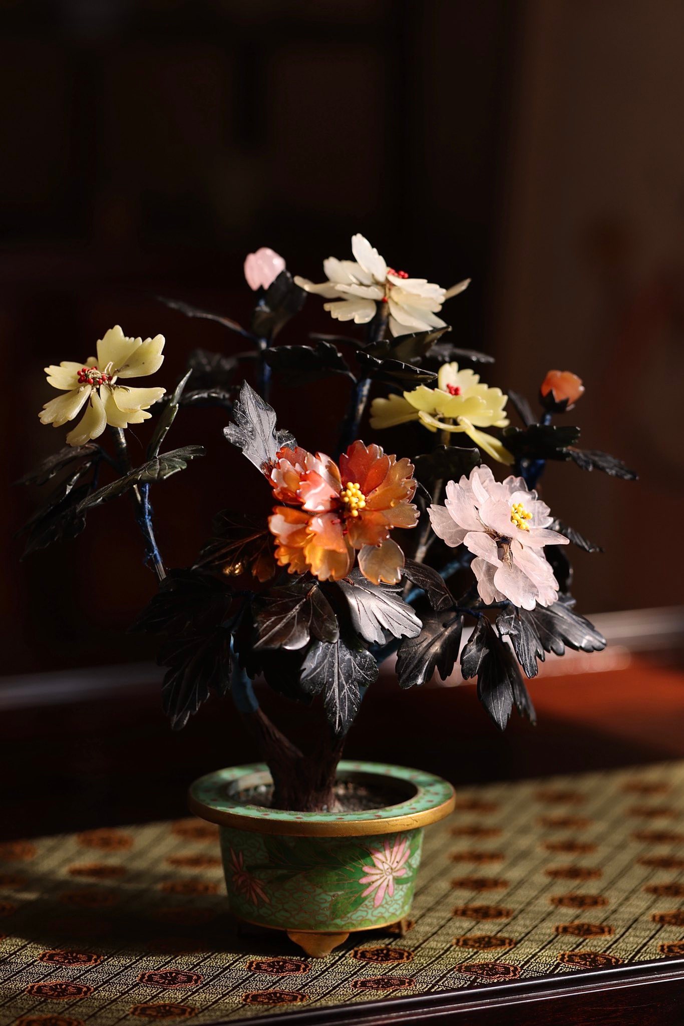 景泰蓝掐丝珐琅彩「繁花似锦玉石盆景」 《桃花源记》一句“芳草鲜美