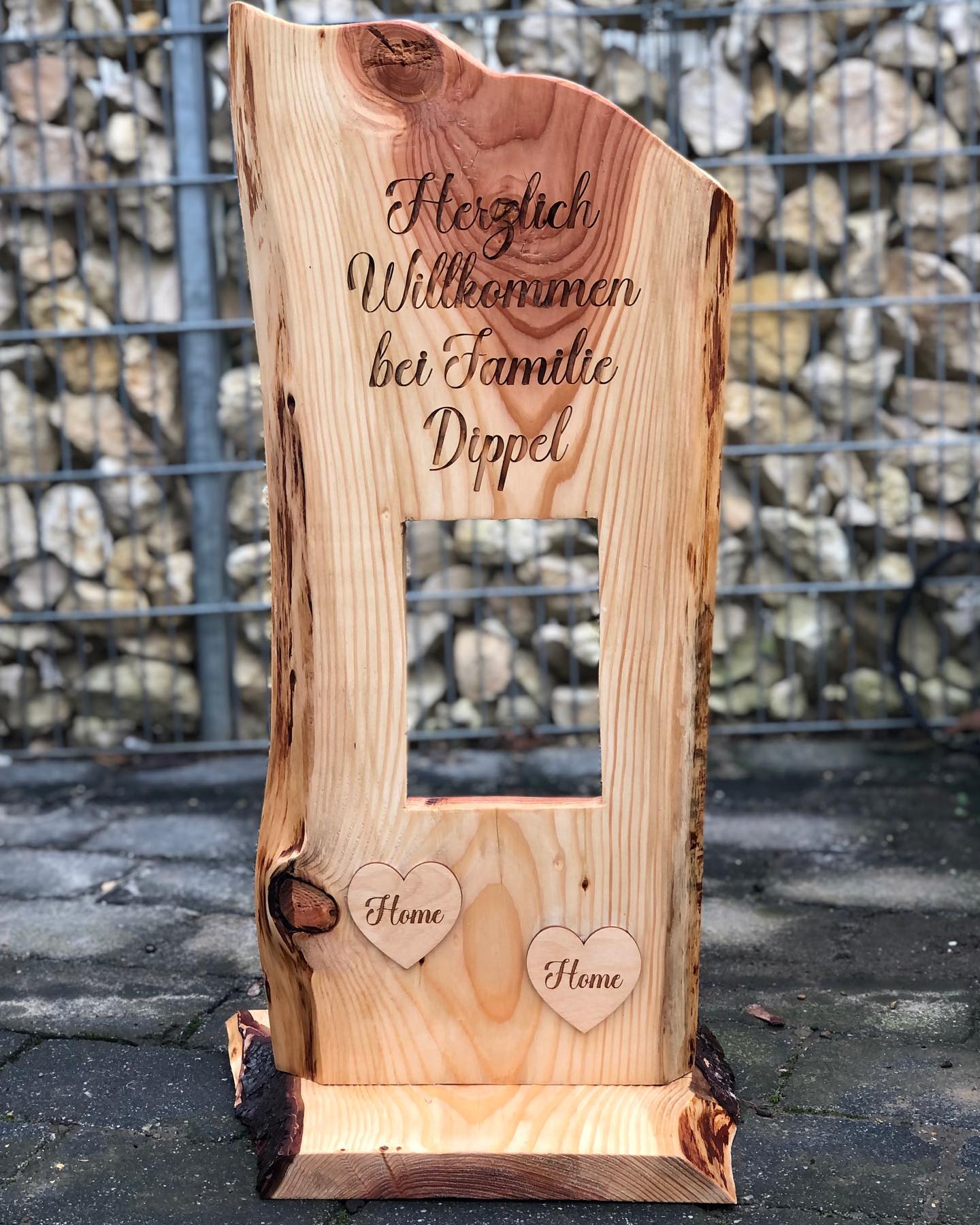 Schild mit Rinde personalisiert, hier ein Beispiel für den Hauseingang. 🌳 ⠀ ⁣•⠀ •⠀ •⠀ •⠀ •⠀ #crispiration#crispirationholz#crispiration2020#holzschild#gravur#namensschild#name#geschenkidee#lasercuttin