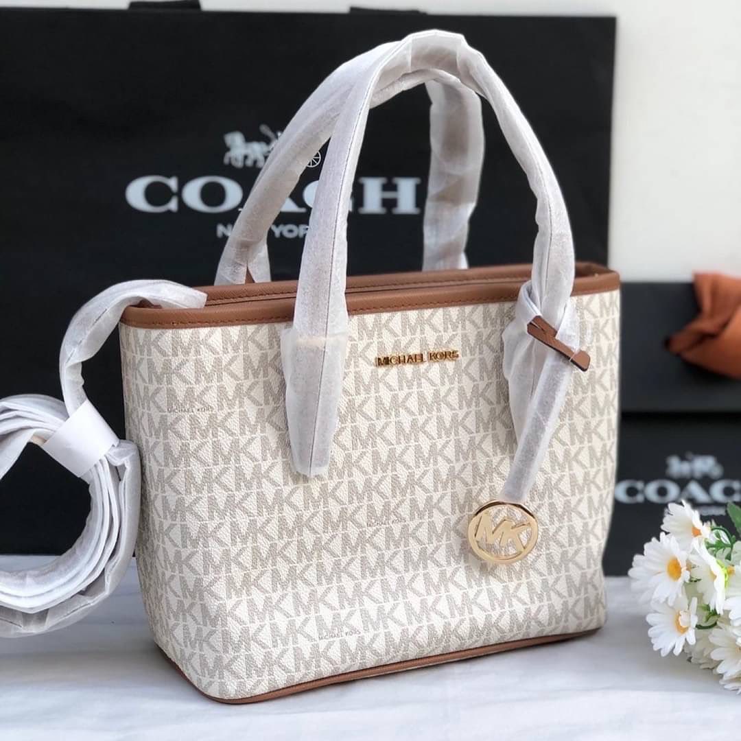 4,390.- กระเป๋า MK jet set travel... - Coach by Minnie2