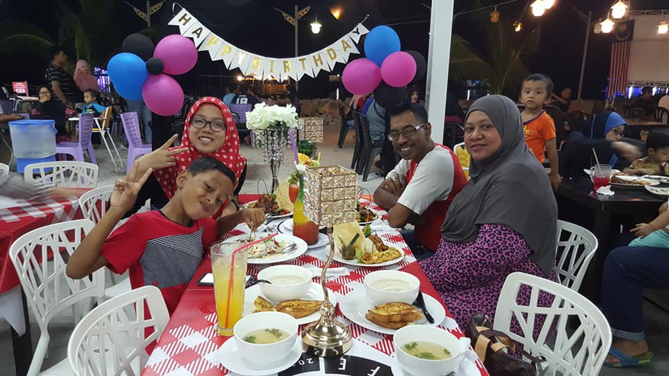 Roti Rentung - Happy birthday Mama Chik.. Happy...