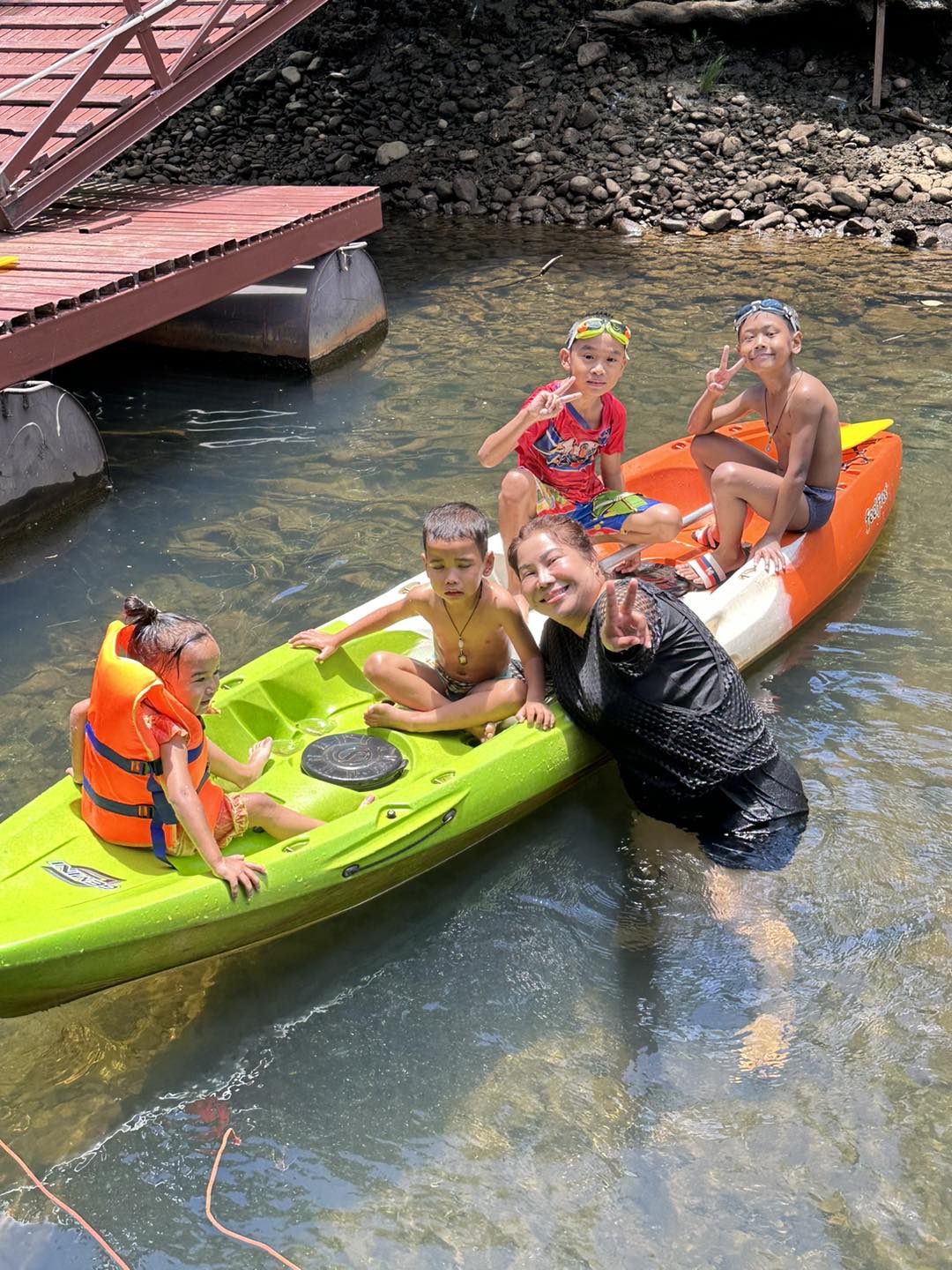 ภาพบรรยากาศเล่นน้ำสนุกๆ... - First Raft & Resort
